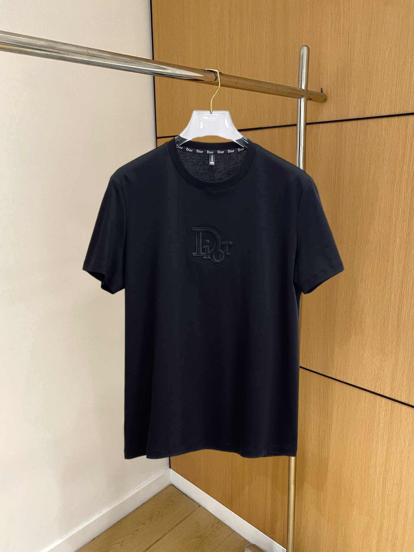 NO:136587,Dior's new spring and summer new style first-time counter has the latest short-sleeved round-neck T-shirt with high-end customization and avant-garde and fashionable design!  Brand logo heavy craft design, high-end customized double mercerized fabric, soft feel, comfortable to wear, exquisite counter-level car line, fine workmanship, invincible and handsome upper body effect!  A must-have item for handsome men!  Fatty Gospel-- Code Number M-4XL (maximum 4XL can wear kilogram), dior, T-shirt,tees, t-shirt,alexander wang19860909迪奥 2025春夏新款首发专柜最新款短袖圆领T恤 高端订制 设计前卫时尚！品牌logo重工艺设计 高端定制双丝光面料.手感柔软.穿着舒适.专柜级别精致车线.做工精细.上身效果无敌帅气！型男必备单品！胖子福音-- 码数 M-4XL(最大4XL可穿斤),,dior,T-shirt,tees，t-shirt,alexander wang,Men's clothing