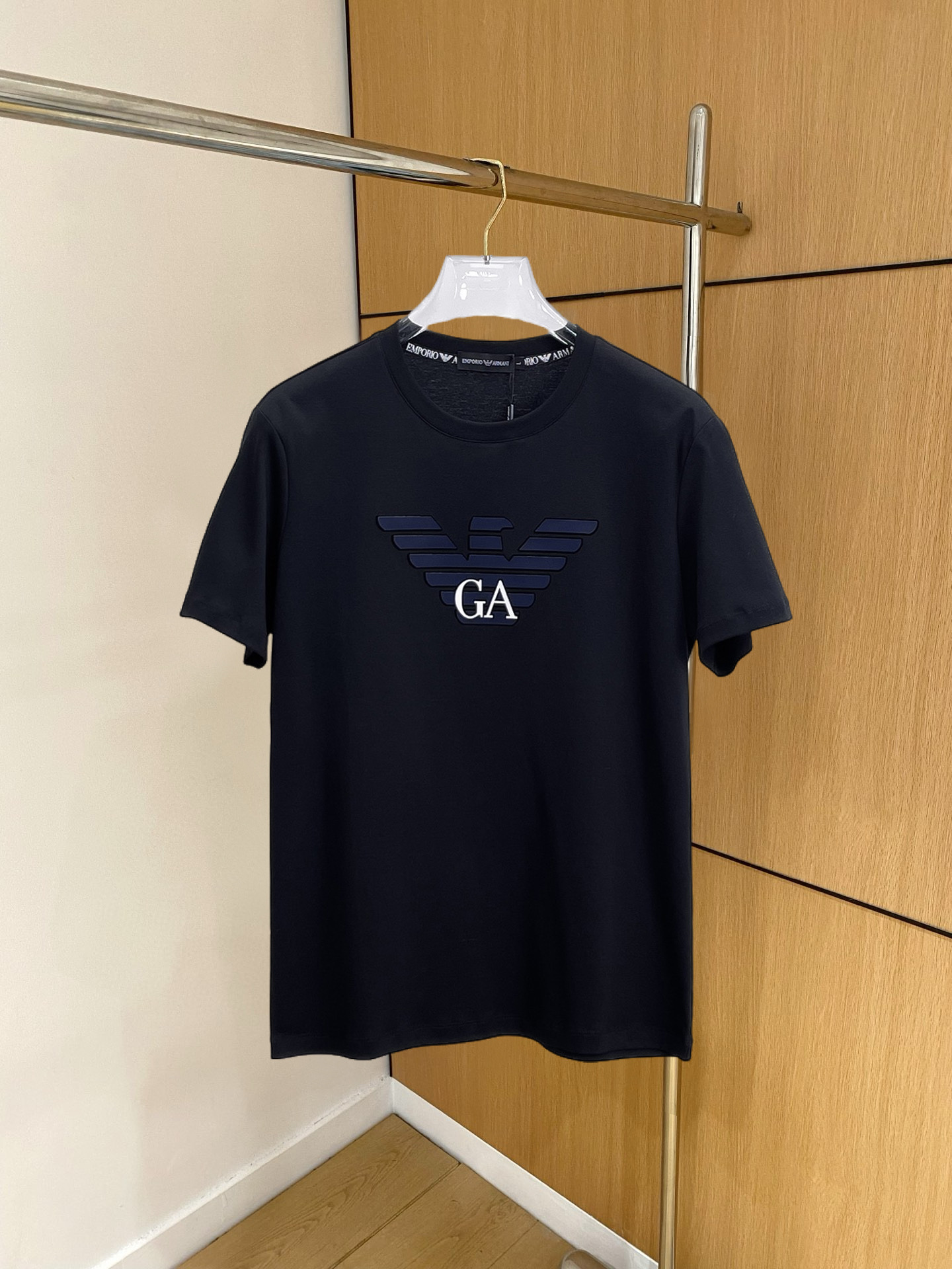 NO:136593,Armani's new spring and summer 2025 new styles in the first counter, the latest short-sleeved round-neck T-shirt, high-end customization, avant-garde and fashionable design!  Brand logo heavy craft design, high-end customized double mercerized fabric, soft feel, comfortable to wear, exquisite counter-level car line, fine workmanship, invincible and handsome upper body effect!  A must-have item for handsome men!  Gospel of Fatty--- Code number M-4XL (maximum 4XL wearable kilogram), Armani, T-shirt,tees, t-shirt,alexander wang19860909阿玛尼 2025春夏新款首发专柜最新款短袖圆领T恤 高端订制 设计前卫时尚！品牌logo重工艺设计 高端定制双丝光面料.手感柔软.穿着舒适.专柜级别精致车线.做工精细.上身效果无敌帅气！型男必备单品！胖子福音-- 码数 M-4XL(最大4XL可穿斤),,armani,T-shirt,tees，t-shirt,alexander wang,Men's clothing