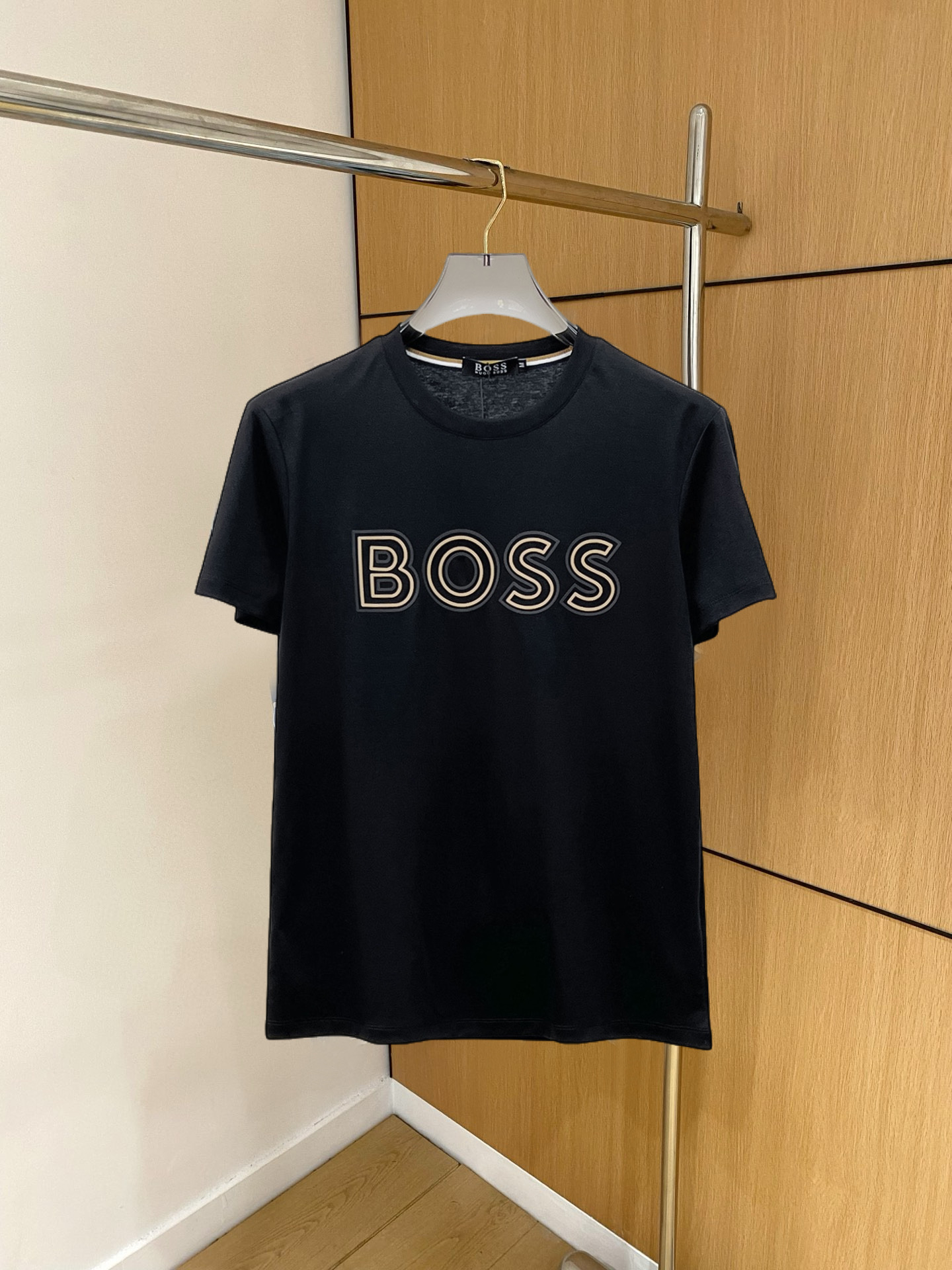 NO:136571,BOSS 2025 spring and summer new style first-time counter latest short-sleeved round-neck T-shirt, high-end customization, avant-garde and fashionable design!  Brand logo heavy craft design, high-end customized double mercerized fabric, soft feel, comfortable to wear, exquisite counter-level car line, fine workmanship, invincible and handsome upper body effect!  A must-have item for handsome men!  Fatty Gospel-- Code Number M-4XL (maximum 4XL can wear kilogram), T-shirt,tees, t-shirt,alexander wang19860909BOSS 2025春夏新款首发专柜最新款短袖圆领T恤 高端订制 设计前卫时尚！品牌logo重工艺设计 高端定制双丝光面料.手感柔软.穿着舒适.专柜级别精致车线.做工精细.上身效果无敌帅气！型男必备单品！胖子福音-- 码数 M-4XL(最大4XL可穿斤),,T-shirt,tees，t-shirt,alexander wang,Men's clothing