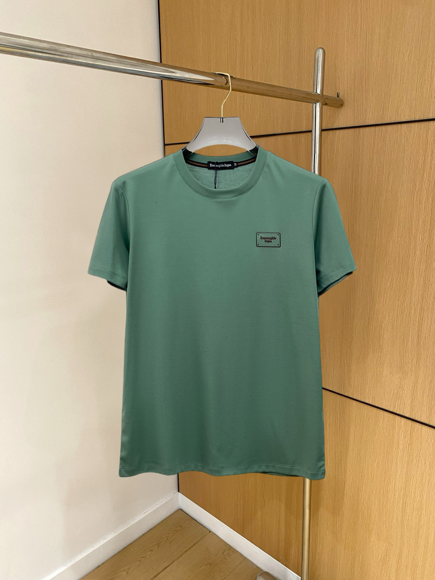 NO:136574,Jenia's new spring and summer new style first-time counter has the latest short-sleeved round-neck T-shirt with high-end customization and avant-garde and fashionable design!  Brand logo heavy craft design, high-end customized double mercerized fabric, soft feel, comfortable to wear, exquisite counter-level car line, fine workmanship, invincible and handsome upper body effect!  A must-have item for handsome men!  Fatty Gospel-- Code Number M-4XL (maximum 4XL can wear kilogram), zegna, T-shirt,tees, t-shirt,alexander wang19860909杰尼亚 2025春夏新款首发专柜最新款短袖圆领T恤 高端订制 设计前卫时尚！品牌logo重工艺设计 高端定制双丝光面料.手感柔软.穿着舒适.专柜级别精致车线.做工精细.上身效果无敌帅气！型男必备单品！胖子福音-- 码数 M-4XL(最大4XL可穿斤),,zegna,T-shirt,tees，t-shirt,alexander wang,Men's clothing