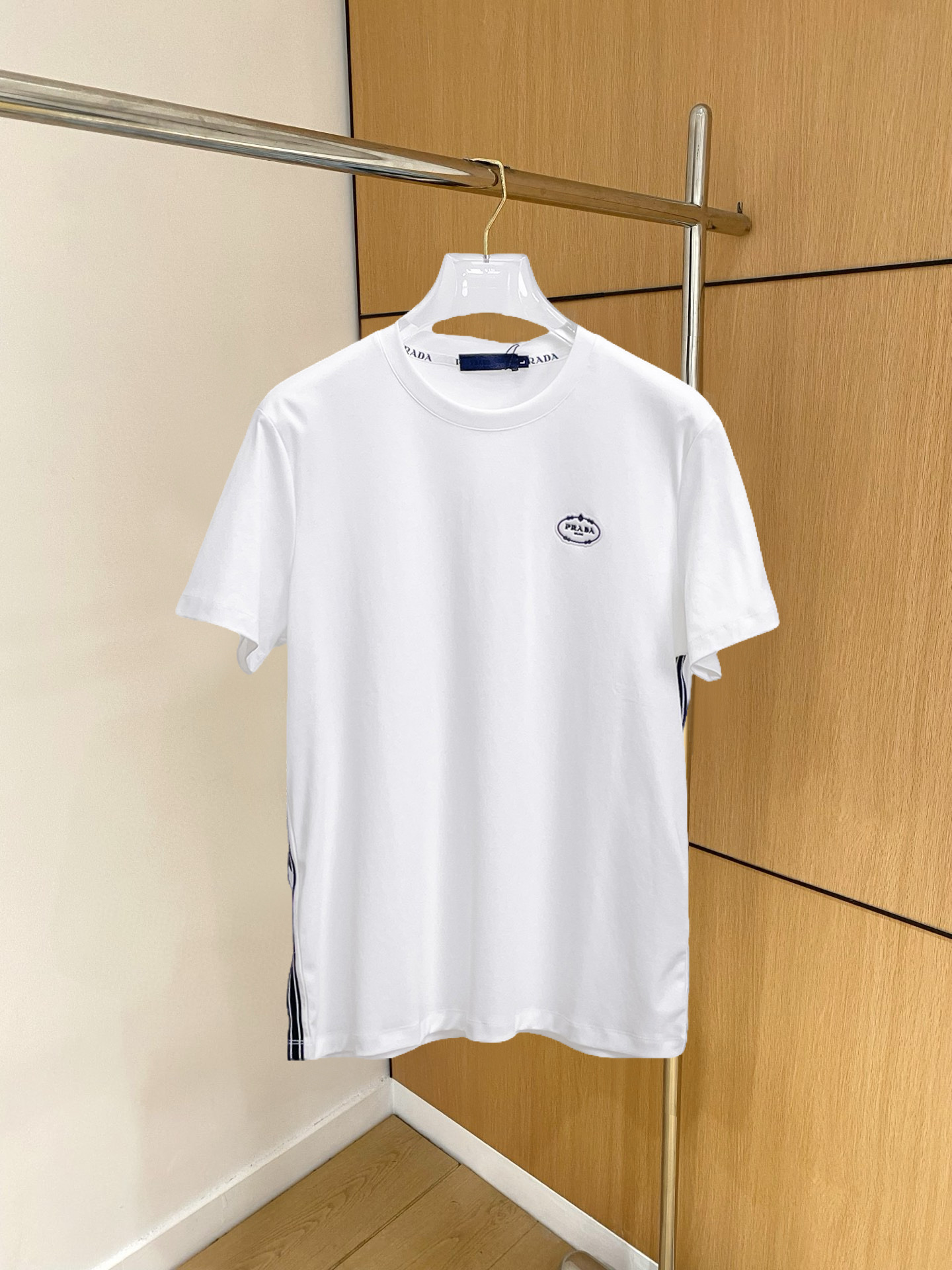 NO:136577,Prada's new spring and summer new style first-time counter latest short-sleeved round-neck T-shirt, high-end customization, avant-garde and fashionable design!  Brand logo heavy craft design, high-end customized double mercerized fabric, soft feel, comfortable to wear, exquisite counter-level car line, fine workmanship, invincible and handsome upper body effect!  A must-have item for handsome men!  Gospel of Fatty--- Code number M-4XL (maximum 4XL wearable kilogram), prada, T-shirt,tees, t-shirt,alexander wang19860909普拉达 2025春夏新款首发专柜最新款短袖圆领T恤 高端订制 设计前卫时尚！品牌logo重工艺设计 高端定制双丝光面料.手感柔软.穿着舒适.专柜级别精致车线.做工精细.上身效果无敌帅气！型男必备单品！胖子福音-- 码数 M-4XL(最大4XL可穿斤),,prada,T-shirt,tees，t-shirt,alexander wang,Men's clothing