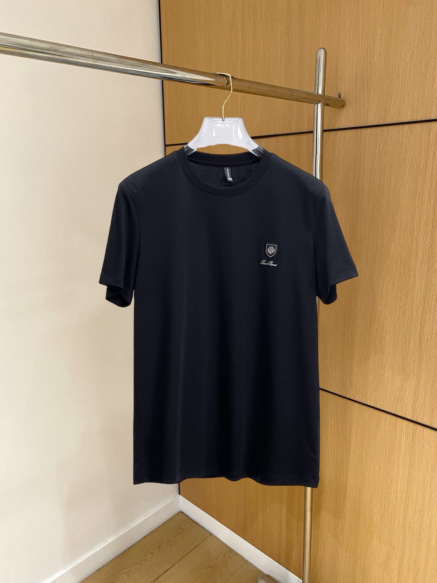 NO:136583,LP Spring and Summer New First-Open Counter Latest Short-sleeved Round Neck T-shirt High-end Customized Design Avant-garde and Fashionable!  Brand logo heavy craft design, high-end customized double mercerized fabric, soft feel, comfortable to wear, exquisite counter-level car line, fine workmanship, invincible and handsome upper body effect!  A must-have item for handsome men!  Fatty Gospel-- Code Number M-4XL (maximum 4XL wearable kilogram), loro piana, T-shirt,tees, t-shirt,alexander wang19860909LP 春夏新款首发专柜最新款短袖圆领T恤 高端订制 设计前卫时尚！品牌logo重工艺设计 高端定制双丝光面料.手感柔软.穿着舒适.专柜级别精致车线.做工精细.上身效果无敌帅气！型男必备单品！胖子福音-- 码数 M-4XL(最大4XL可穿斤),,loro piana,T-shirt,tees，t-shirt,alexander wang,Men's clothing