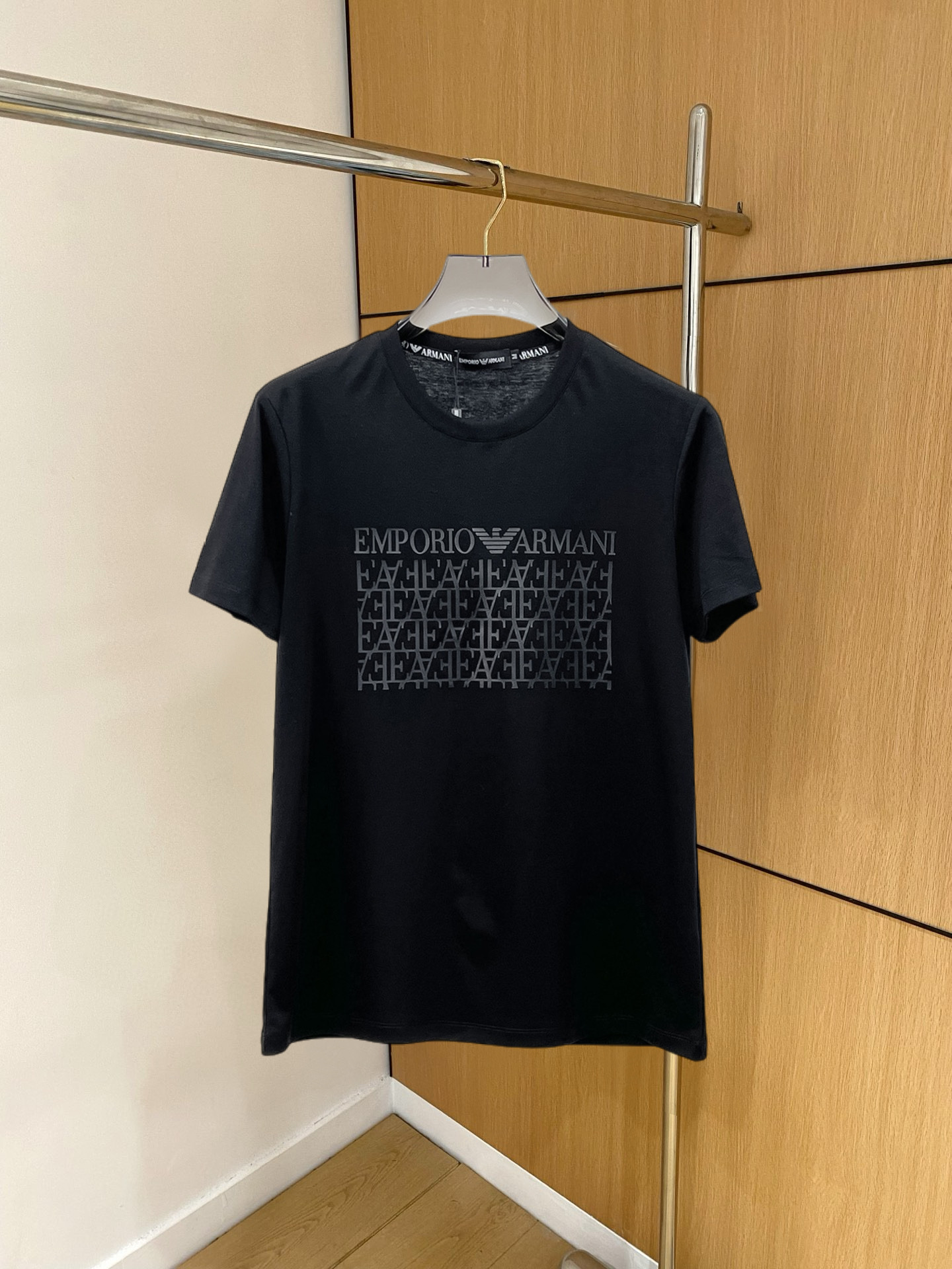 NO:136589,Armani's new spring and summer 2025 new styles in the first counter, the latest short-sleeved round-neck T-shirt, high-end customization, avant-garde and fashionable design!  Brand logo heavy craft design, high-end customized double mercerized fabric, soft feel, comfortable to wear, exquisite counter-level car line, fine workmanship, invincible and handsome upper body effect!  A must-have item for handsome men!  Fatty Gospel-- Code Number M-4XL (maximum 4XL can wear 210 catties), Armani, T-shirt,tees, t-shirt,alexander wang19860909阿玛尼 2025春夏新款首发专柜最新款短袖圆领T恤 高端订制 设计前卫时尚！品牌logo重工艺设计 高端定制双丝光面料.手感柔软.穿着舒适.专柜级别精致车线.做工精细.上身效果无敌帅气！型男必备单品！胖子福音-- 码数 M-4XL(最大4XL可穿210斤),,armani,T-shirt,tees，t-shirt,alexander wang,Men's clothing