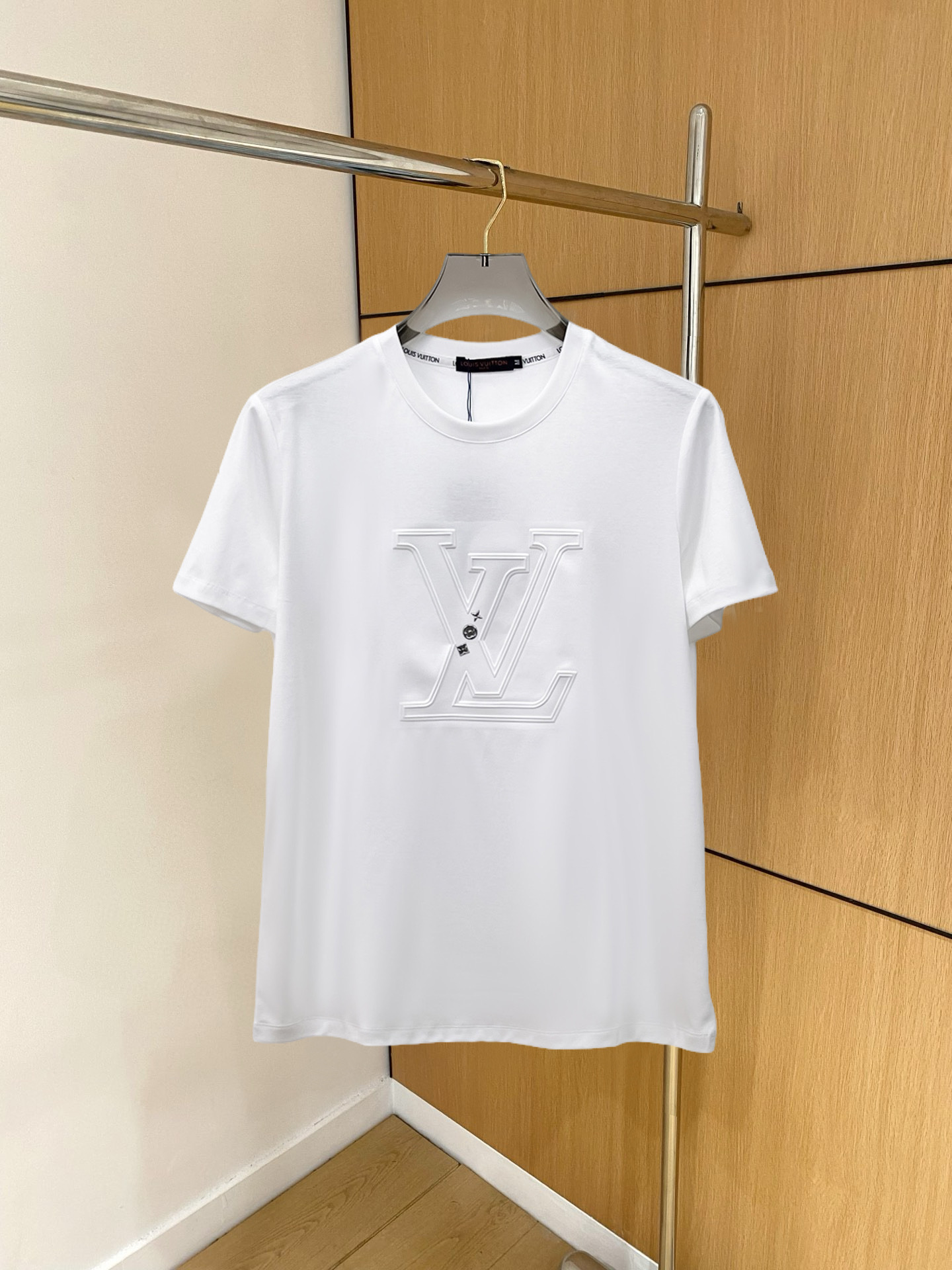 NO:136592,LV 2025 spring and summer new style first-time counter latest short-sleeved round-neck T-shirt, high-end customization, avant-garde and fashionable design!  Brand logo heavy craft design, high-end customized double mercerized fabric, soft feel, comfortable to wear, exquisite counter-level car line, fine workmanship, invincible and handsome upper body effect!  A must-have item for handsome men!  Fatty Gospel-- Code Number M-4XL (maximum 4XL can wear 210 catties), louis vuitton, T-shirt,tees, t-shirt,alexander wang19860909LV 2025春夏新款首发专柜最新款短袖圆领T恤 高端订制 设计前卫时尚！品牌logo重工艺设计 高端定制双丝光面料.手感柔软.穿着舒适.专柜级别精致车线.做工精细.上身效果无敌帅气！型男必备单品！胖子福音-- 码数 M-4XL(最大4XL可穿210斤),,louis vuitton,T-shirt,tees，t-shirt,alexander wang,Men's clothing