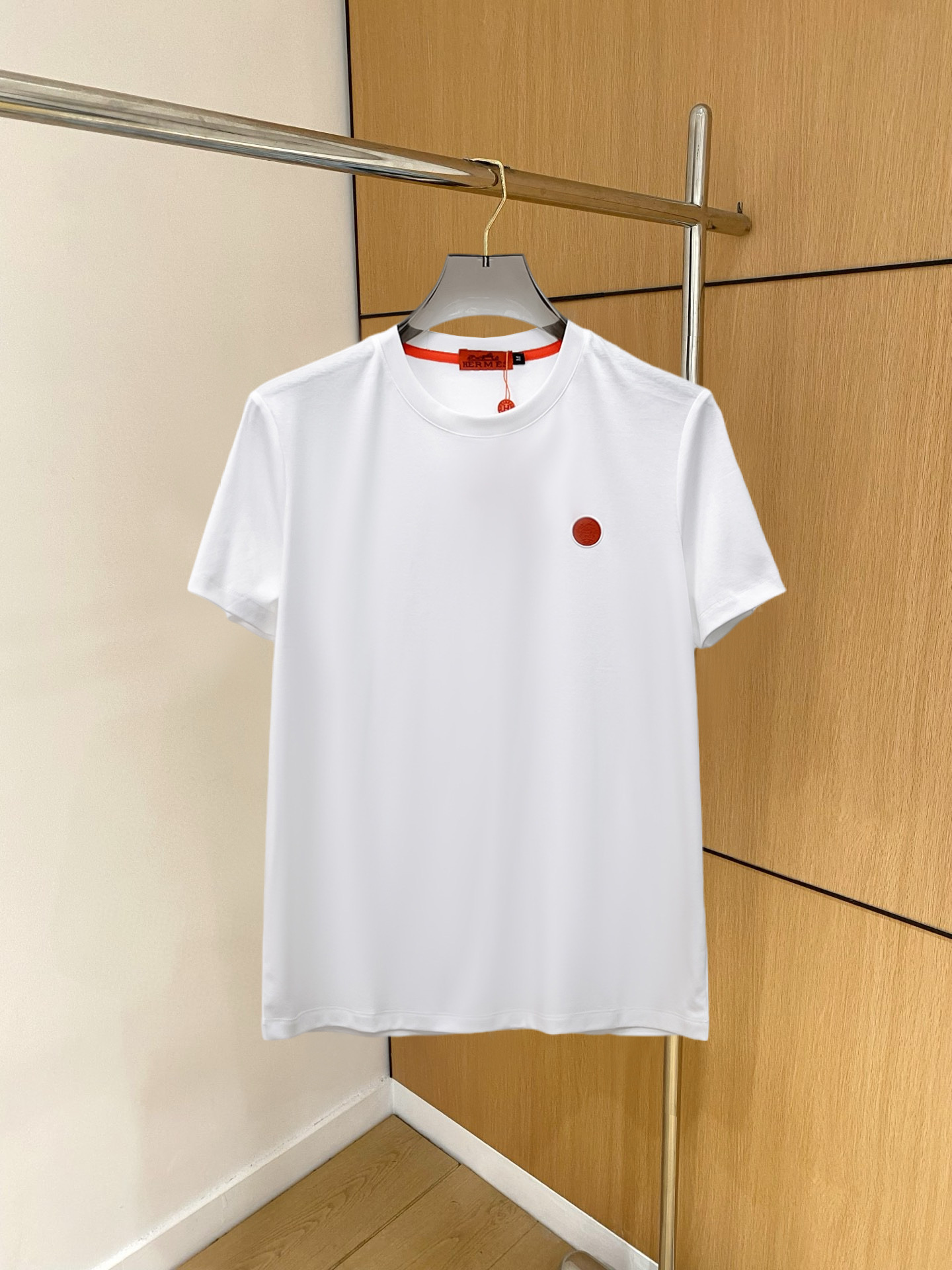 NO:136594,Hermes 2025 spring and summer new style first-time counter latest short-sleeved round-neck T-shirt, high-end customization, avant-garde and fashionable design!  Brand logo heavy craft design, high-end customized double mercerized fabric, soft feel, comfortable to wear, exquisite counter-level car line, fine workmanship, invincible and handsome upper body effect!  A must-have item for handsome men!  Fatty Gospel-- Code Number M-4XL (maximum 4XL can wear 210 catties), hermes, T-shirt,tees, t-shirt,alexander wang19860909爱马仕 2025春夏新款首发专柜最新款短袖圆领T恤 高端订制 设计前卫时尚！品牌logo重工艺设计 高端定制双丝光面料.手感柔软.穿着舒适.专柜级别精致车线.做工精细.上身效果无敌帅气！型男必备单品！胖子福音-- 码数 M-4XL(最大4XL可穿210斤),,hermes,T-shirt,tees，t-shirt,alexander wang,Men's clothing