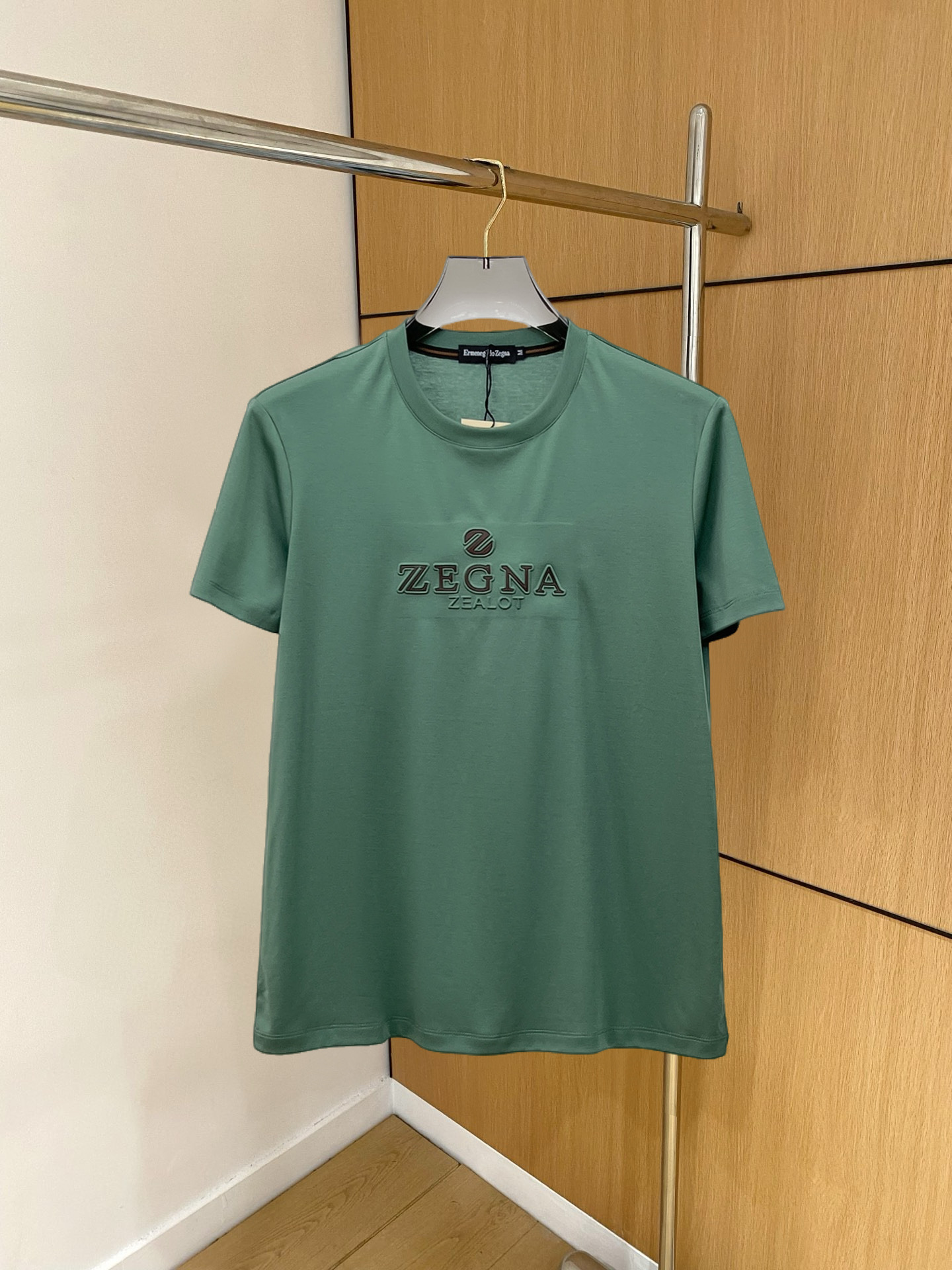 NO:136601,Jenia's new spring and summer new style first-time counter has the latest short-sleeved round-neck T-shirt with high-end customization and avant-garde and fashionable design!  Brand logo heavy craft design, high-end customized double mercerized fabric, soft feel, comfortable to wear, exquisite counter-level car line, fine workmanship, invincible and handsome upper body effect!  A must-have item for handsome men!  Fatty Gospel-- Code Number M-4XL (maximum 4XL can wear 210 catties), zegna, T-shirt,tees, t-shirt,alexander wang19860909杰尼亚 2025春夏新款首发专柜最新款短袖圆领T恤 高端订制 设计前卫时尚！品牌logo重工艺设计 高端定制双丝光面料.手感柔软.穿着舒适.专柜级别精致车线.做工精细.上身效果无敌帅气！型男必备单品！胖子福音-- 码数 M-4XL(最大4XL可穿210斤),,zegna,T-shirt,tees，t-shirt,alexander wang,Men's clothing