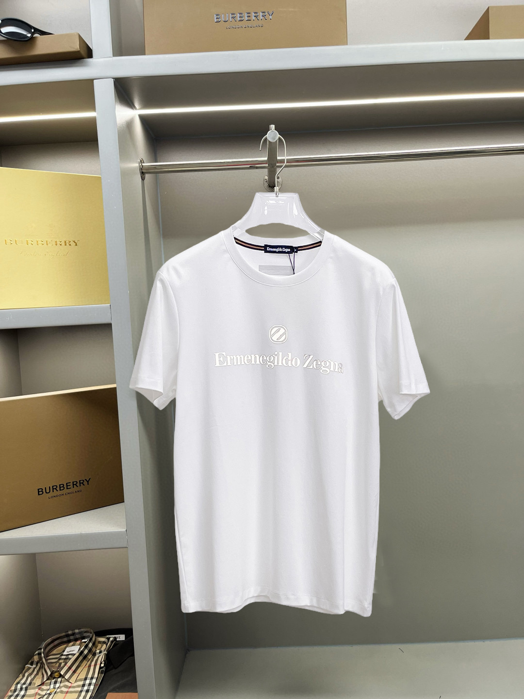 NO:137750,Jenia's new spring and summer new style first-time counter has the latest short-sleeved round-neck T-shirt with high-end customization and avant-garde and fashionable design!  Brand logo heavy craft design, high-end customized double mercerized fabric, soft feel, comfortable to wear, exquisite counter-level car line, fine workmanship, invincible and handsome upper body effect!  A must-have item for handsome men!  Fatty Gospel-- Code Number M-4XL (maximum 4XL can wear kilogram), zegna, T-shirt,tees, t-shirt,alexander wang19860909杰尼亚 2025春夏新款首发专柜最新款短袖圆领T恤 高端订制 设计前卫时尚！品牌logo重工艺设计 高端定制双丝光面料.手感柔软.穿着舒适.专柜级别精致车线.做工精细.上身效果无敌帅气！型男必备单品！胖子福音-- 码数 M-4XL(最大4XL可穿斤),,zegna,T-shirt,tees，t-shirt,alexander wang,Men's clothing