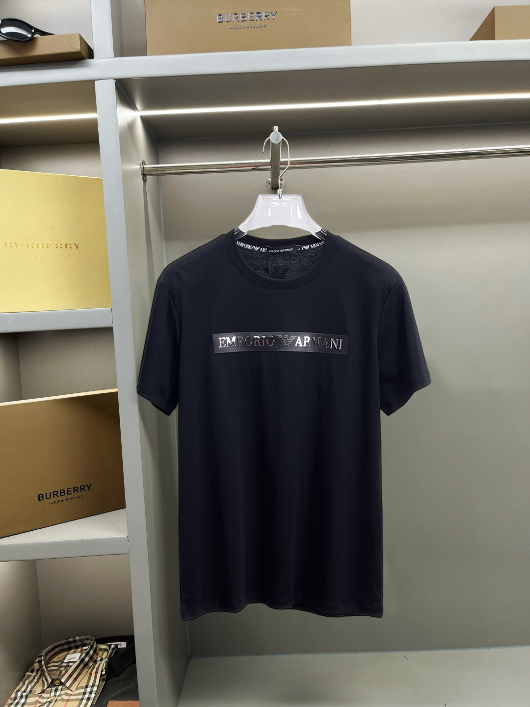 NO:137725,Armani's new spring and summer 2025 new styles in the first counter, the latest short-sleeved round-neck T-shirt, high-end customization, avant-garde and fashionable design!  Brand logo heavy craft design, high-end customized double mercerized fabric, soft feel, comfortable to wear, exquisite counter-level car line, fine workmanship, invincible and handsome upper body effect!  A must-have item for handsome men!  Gospel of Fatty--- Code number M-4XL (maximum 4XL wearable kilogram), Armani, T-shirt,tees, t-shirt,alexander wang19860909阿玛尼 2025春夏新款首发专柜最新款短袖圆领T恤 高端订制 设计前卫时尚！品牌logo重工艺设计 高端定制双丝光面料.手感柔软.穿着舒适.专柜级别精致车线.做工精细.上身效果无敌帅气！型男必备单品！胖子福音-- 码数 M-4XL(最大4XL可穿斤),,armani,T-shirt,tees，t-shirt,alexander wang,Men's clothing