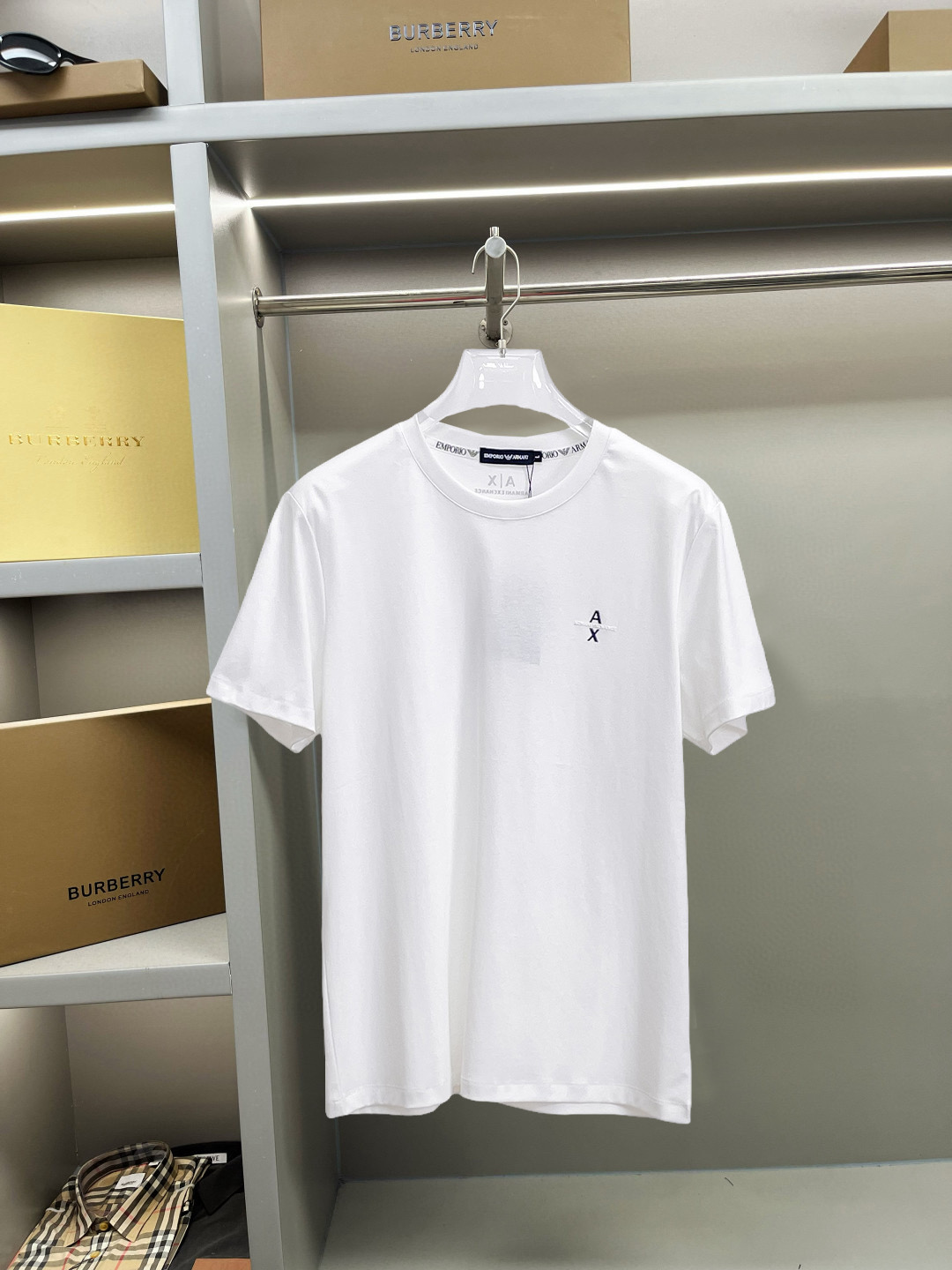 NO:137731,Armani's new spring and summer 2025 new styles in the first counter, the latest short-sleeved round-neck T-shirt, high-end customization, avant-garde and fashionable design!  Brand logo heavy craft design, high-end customized double mercerized fabric, soft feel, comfortable to wear, exquisite counter-level car line, fine workmanship, invincible and handsome upper body effect!  A must-have item for handsome men!  Gospel of Fatty--- Code number M-4XL (maximum 4XL wearable kilogram), Armani, T-shirt,tees, t-shirt,alexander wang19860909阿玛尼 2025春夏新款首发专柜最新款短袖圆领T恤 高端订制 设计前卫时尚！品牌logo重工艺设计 高端定制双丝光面料.手感柔软.穿着舒适.专柜级别精致车线.做工精细.上身效果无敌帅气！型男必备单品！胖子福音-- 码数 M-4XL(最大4XL可穿斤),,armani,T-shirt,tees，t-shirt,alexander wang,Men's clothing