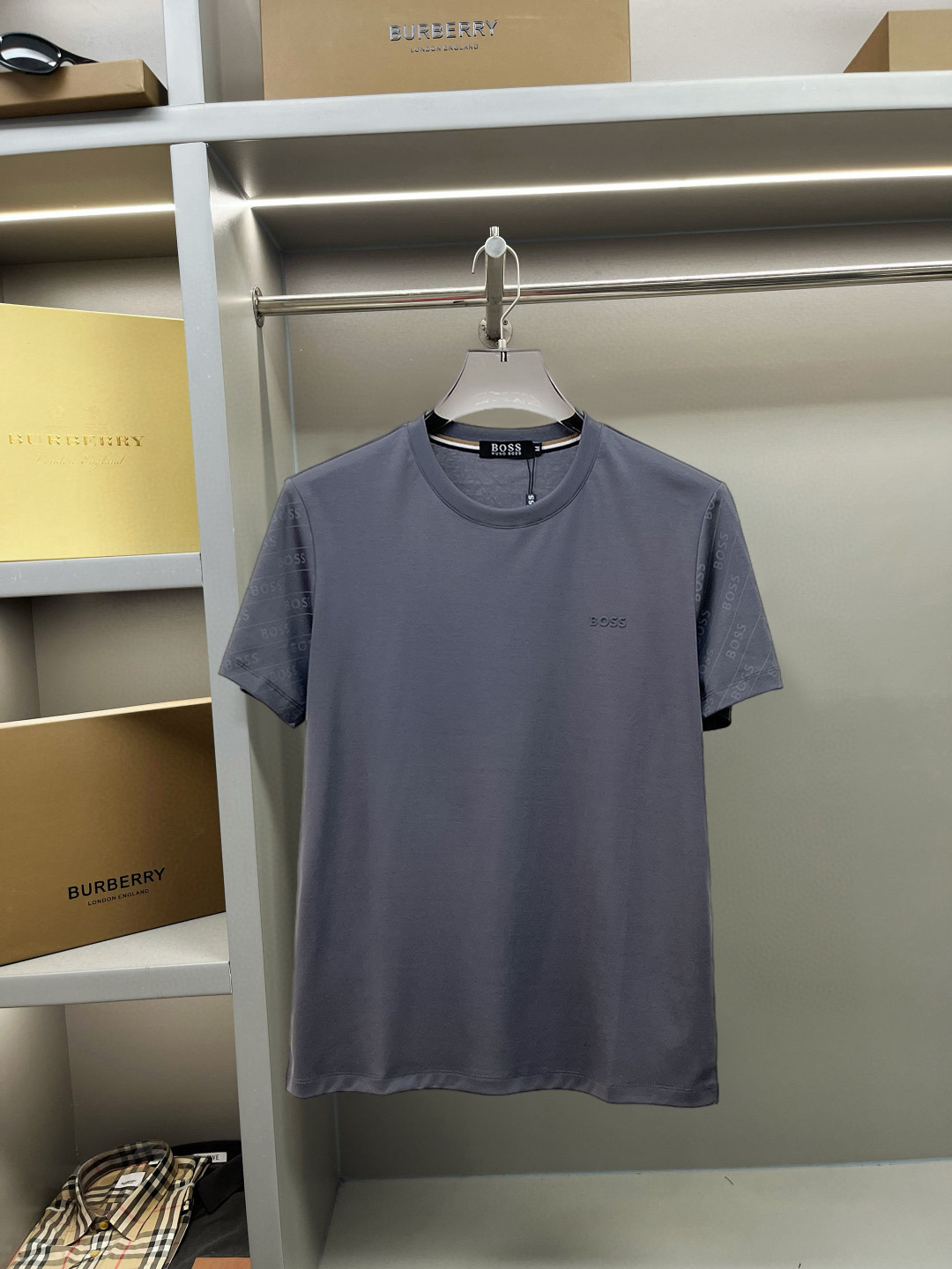 NO:137734,BOSS 2025 spring and summer new style first-time counter latest short-sleeved round-neck T-shirt, high-end customization, avant-garde and fashionable design!  Brand logo heavy craft design, high-end customized double mercerized fabric, soft feel, comfortable to wear, exquisite counter-level car line, fine workmanship, invincible and handsome upper body effect!  A must-have item for handsome men!  Fatty Gospel-- Code Number M-4XL (maximum 4XL can wear kilogram), T-shirt,tees, t-shirt,alexander wang19860909BOSS 2025春夏新款首发专柜最新款短袖圆领T恤 高端订制 设计前卫时尚！品牌logo重工艺设计 高端定制双丝光面料.手感柔软.穿着舒适.专柜级别精致车线.做工精细.上身效果无敌帅气！型男必备单品！胖子福音-- 码数 M-4XL(最大4XL可穿斤),,T-shirt,tees，t-shirt,alexander wang,Men's clothing