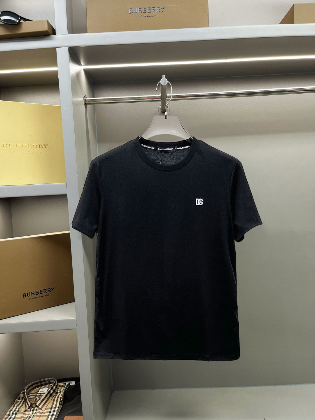 NO:137728,DG 2025 spring and summer new style first-time counter latest short-sleeved round-neck T-shirt, high-end customization, avant-garde and fashionable design!  Brand logo heavy craft design, high-end customized double mercerized fabric, soft feel, comfortable to wear, exquisite counter-level car line, fine workmanship, invincible and handsome upper body effect!  A must-have item for handsome men!  Fatty Gospel-- Code Number M-4XL (maximum 4XL wearable kilogram), Dolce & Gabbana, T-shirt,tees, t-shirt,alexander wang19860909DG 2025春夏新款首发专柜最新款短袖圆领T恤 高端订制 设计前卫时尚！品牌logo重工艺设计 高端定制双丝光面料.手感柔软.穿着舒适.专柜级别精致车线.做工精细.上身效果无敌帅气！型男必备单品！胖子福音-- 码数 M-4XL(最大4XL可穿斤),,Dolce&Gabbana,T-shirt,tees，t-shirt,alexander wang,Men's clothing