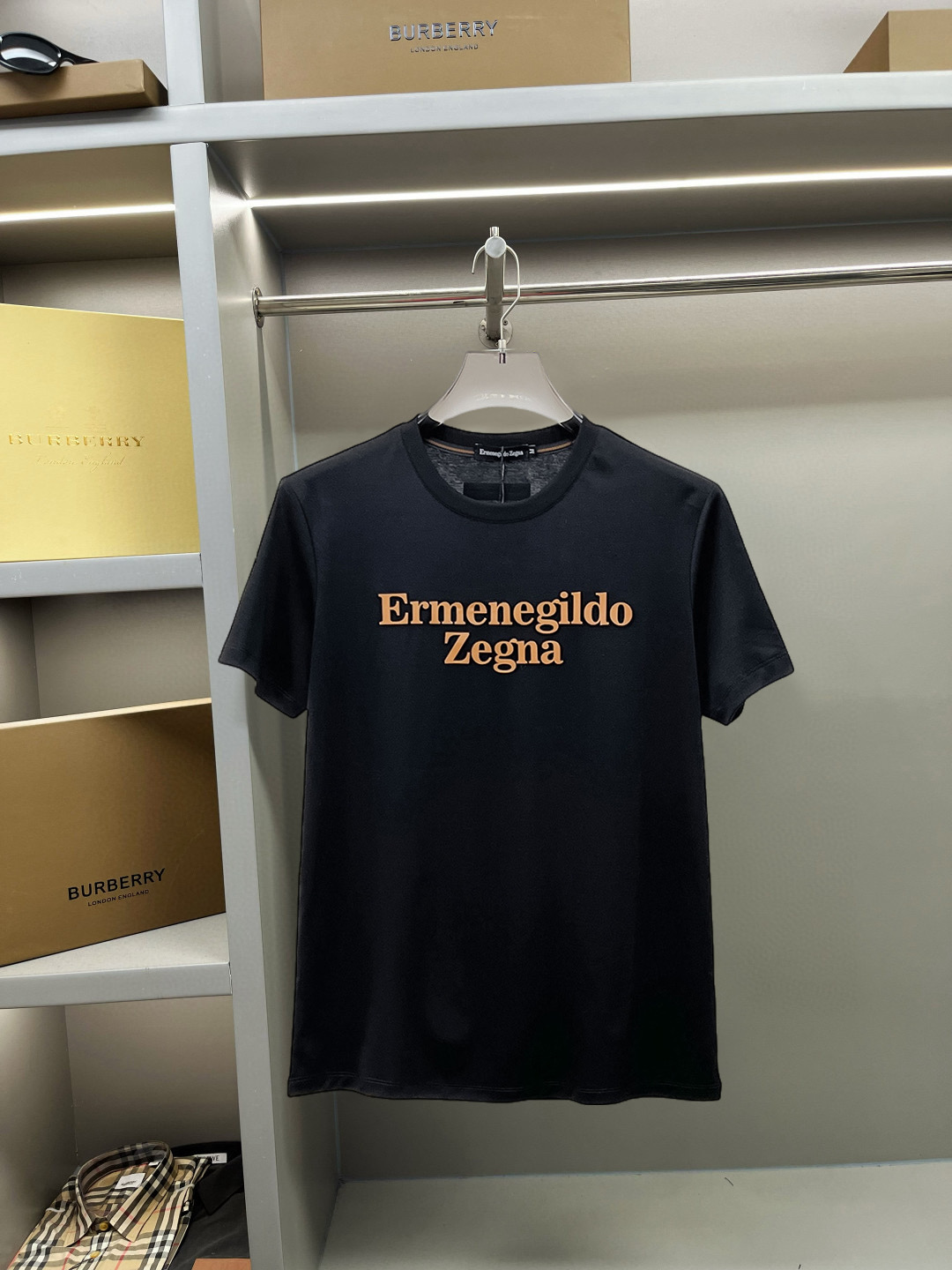 NO:137740,Jenia's new spring and summer new style first-time counter has the latest short-sleeved round-neck T-shirt with high-end customization and avant-garde and fashionable design!  Brand logo heavy craft design, high-end customized double mercerized fabric, soft feel, comfortable to wear, exquisite counter-level car line, fine workmanship, invincible and handsome upper body effect!  A must-have item for handsome men!  Fatty Gospel-- Code Number M-4XL (maximum 4XL can wear kilogram), zegna, T-shirt,tees, t-shirt,alexander wang19860909杰尼亚 2025春夏新款首发专柜最新款短袖圆领T恤 高端订制 设计前卫时尚！品牌logo重工艺设计 高端定制双丝光面料.手感柔软.穿着舒适.专柜级别精致车线.做工精细.上身效果无敌帅气！型男必备单品！胖子福音-- 码数 M-4XL(最大4XL可穿斤),,zegna,T-shirt,tees，t-shirt,alexander wang,Men's clothing