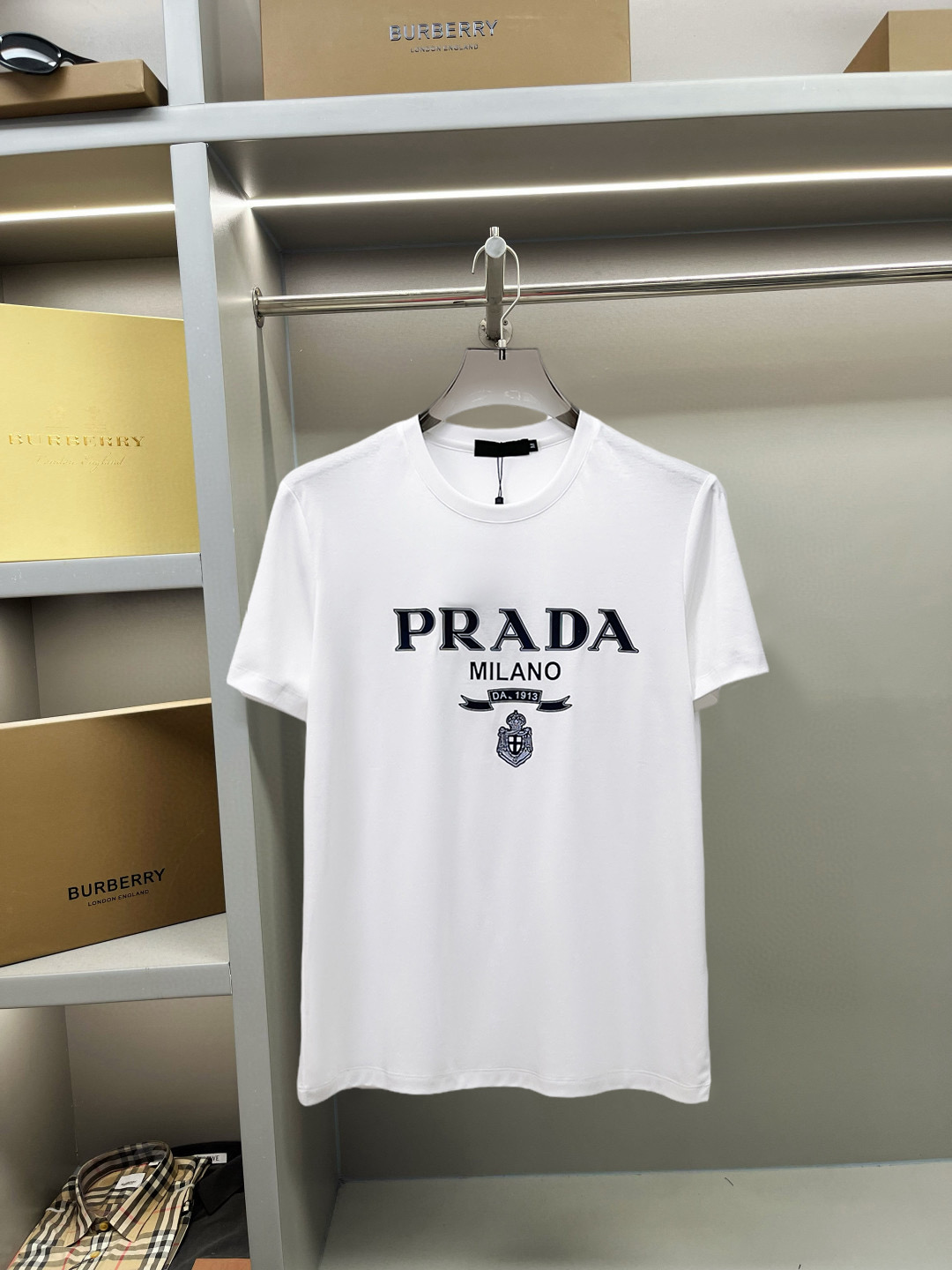 NO:137743,Prada's new spring and summer new style first-time counter latest short-sleeved round-neck T-shirt, high-end customization, avant-garde and fashionable design!  Brand logo heavy craft design, high-end customized double mercerized fabric, soft feel, comfortable to wear, exquisite counter-level car line, fine workmanship, invincible and handsome upper body effect!  A must-have item for handsome men!  Gospel of Fatty--- Code number M-4XL (maximum 4XL wearable kilogram), prada, T-shirt,tees, t-shirt,alexander wang19860909普拉达 2025春夏新款首发专柜最新款短袖圆领T恤 高端订制 设计前卫时尚！品牌logo重工艺设计 高端定制双丝光面料.手感柔软.穿着舒适.专柜级别精致车线.做工精细.上身效果无敌帅气！型男必备单品！胖子福音-- 码数 M-4XL(最大4XL可穿斤),,prada,T-shirt,tees，t-shirt,alexander wang,Men's clothing