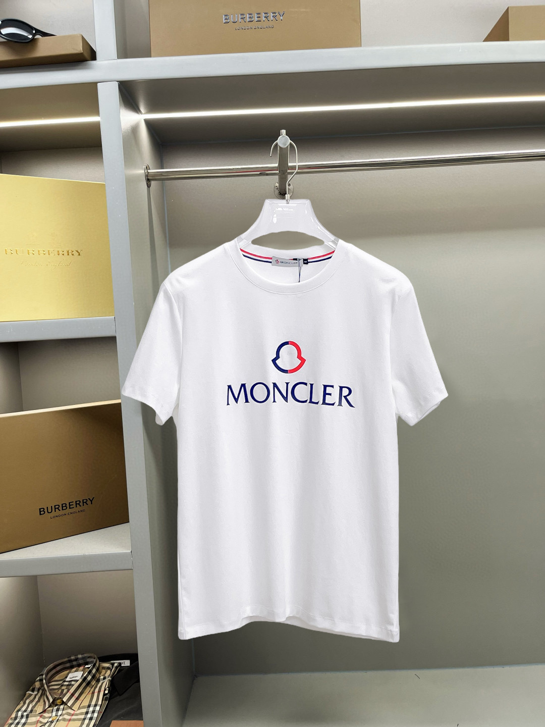 NO:137763,The new spring and summer 2025 new spring and summer first-time counter latest short-sleeved round-neck T-shirt, high-end customization, avant-garde and fashionable design!  Brand logo heavy craft design, high-end customized double mercerized fabric, soft feel, comfortable to wear, exquisite counter-level car line, fine workmanship, invincible and handsome upper body effect!  A must-have item for handsome men!  Fatty Gospel-- Code Number M-4XL (maximum 4XL can wear 210 catties), Moncler, T-shirt,tees, t-shirt,alexander wang19860909蒙口 2025春夏新款首发专柜最新款短袖圆领T恤 高端订制 设计前卫时尚！品牌logo重工艺设计 高端定制双丝光面料.手感柔软.穿着舒适.专柜级别精致车线.做工精细.上身效果无敌帅气！型男必备单品！胖子福音-- 码数 M-4XL(最大4XL可穿210斤),,Moncler,T-shirt,tees，t-shirt,alexander wang,Men's clothing