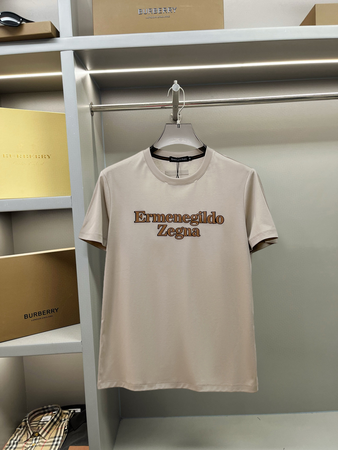 NO:137746,Jenia's new spring and summer new style first-time counter has the latest short-sleeved round-neck T-shirt with high-end customization and avant-garde and fashionable design!  Brand logo heavy craft design, high-end customized double mercerized fabric, soft feel, comfortable to wear, exquisite counter-level car line, fine workmanship, invincible and handsome upper body effect!  A must-have item for handsome men!  Fatty Gospel-- Code Number M-4XL (maximum 4XL can wear kilogram), zegna, T-shirt,tees, t-shirt,alexander wang19860909杰尼亚 2025春夏新款首发专柜最新款短袖圆领T恤 高端订制 设计前卫时尚！品牌logo重工艺设计 高端定制双丝光面料.手感柔软.穿着舒适.专柜级别精致车线.做工精细.上身效果无敌帅气！型男必备单品！胖子福音-- 码数 M-4XL(最大4XL可穿斤),,zegna,T-shirt,tees，t-shirt,alexander wang,Men's clothing