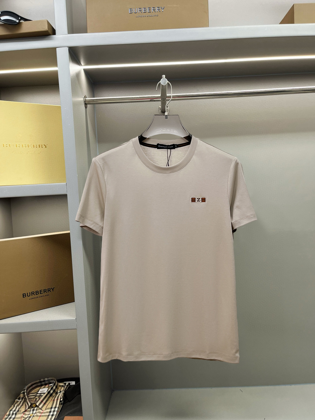 NO:137752,Jenia's new spring and summer new style first-time counter has the latest short-sleeved round-neck T-shirt with high-end customization and avant-garde and fashionable design!  Brand logo heavy craft design, high-end customized double mercerized fabric, soft feel, comfortable to wear, exquisite counter-level car line, fine workmanship, invincible and handsome upper body effect!  A must-have item for handsome men!  Fatty Gospel-- Code Number M-4XL (maximum 4XL can wear kilogram), zegna, T-shirt,tees, t-shirt,alexander wang19860909杰尼亚 2025春夏新款首发专柜最新款短袖圆领T恤 高端订制 设计前卫时尚！品牌logo重工艺设计 高端定制双丝光面料.手感柔软.穿着舒适.专柜级别精致车线.做工精细.上身效果无敌帅气！型男必备单品！胖子福音-- 码数 M-4XL(最大4XL可穿斤),,zegna,T-shirt,tees，t-shirt,alexander wang,Men's clothing