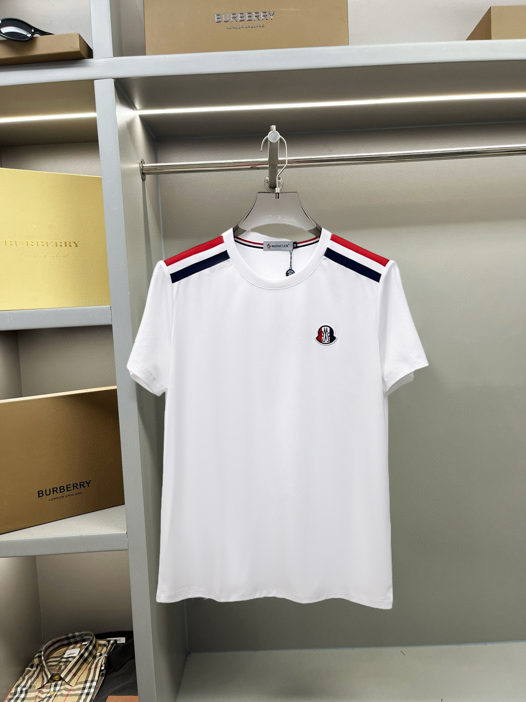 NO:137749,The new spring and summer 2025 new spring and summer first-time counter latest short-sleeved round-neck T-shirt, high-end customization, avant-garde and fashionable design!  Brand logo heavy craft design, high-end customized double mercerized fabric, soft feel, comfortable to wear, exquisite counter-level car line, fine workmanship, invincible and handsome upper body effect!  A must-have item for handsome men!  Gospel of Fatty--- Code number M-4XL (maximum 4XL wearable kilogram), Moncler, T-shirt,tees, t-shirt,alexander wang19860909蒙口 2025春夏新款首发专柜最新款短袖圆领T恤 高端订制 设计前卫时尚！品牌logo重工艺设计 高端定制双丝光面料.手感柔软.穿着舒适.专柜级别精致车线.做工精细.上身效果无敌帅气！型男必备单品！胖子福音-- 码数 M-4XL(最大4XL可穿斤),,Moncler,T-shirt,tees，t-shirt,alexander wang,Men's clothing