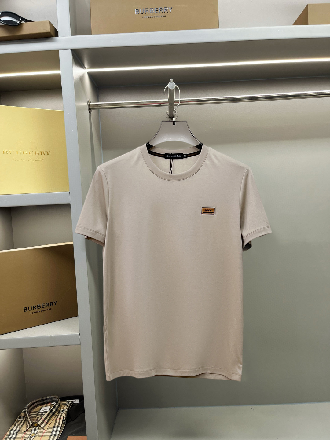 NO:137756,Jenia's new spring and summer new style first-time counter has the latest short-sleeved round-neck T-shirt with high-end customization and avant-garde and fashionable design!  Brand logo heavy craft design, high-end customized double mercerized fabric, soft feel, comfortable to wear, exquisite counter-level car line, fine workmanship, invincible and handsome upper body effect!  A must-have item for handsome men!  Fatty Gospel-- Code Number M-4XL (maximum 4XL can wear kilogram), zegna, T-shirt,tees, t-shirt,alexander wang19860909杰尼亚 2025春夏新款首发专柜最新款短袖圆领T恤 高端订制 设计前卫时尚！品牌logo重工艺设计 高端定制双丝光面料.手感柔软.穿着舒适.专柜级别精致车线.做工精细.上身效果无敌帅气！型男必备单品！胖子福音-- 码数 M-4XL(最大4XL可穿斤),,zegna,T-shirt,tees，t-shirt,alexander wang,Men's clothing