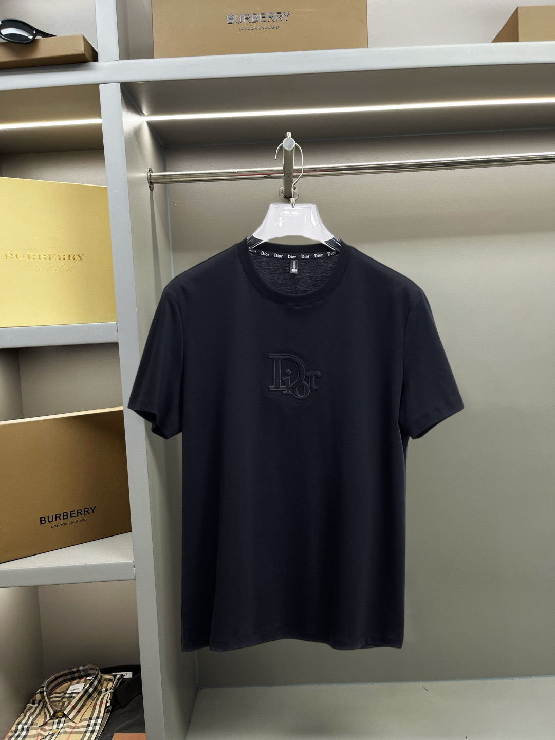 NO:137754,Dior's new spring and summer new style first-time counter has the latest short-sleeved round-neck T-shirt with high-end customization and avant-garde and fashionable design!  Brand logo heavy craft design, high-end customized double mercerized fabric, soft feel, comfortable to wear, exquisite counter-level car line, fine workmanship, invincible and handsome upper body effect!  A must-have item for handsome men!  Fatty Gospel-- Code Number M-4XL (maximum 4XL can wear kilogram), dior, T-shirt,tees, t-shirt,alexander wang19860909迪奥 2025春夏新款首发专柜最新款短袖圆领T恤 高端订制 设计前卫时尚！品牌logo重工艺设计 高端定制双丝光面料.手感柔软.穿着舒适.专柜级别精致车线.做工精细.上身效果无敌帅气！型男必备单品！胖子福音-- 码数 M-4XL(最大4XL可穿斤),,dior,T-shirt,tees，t-shirt,alexander wang,Men's clothing