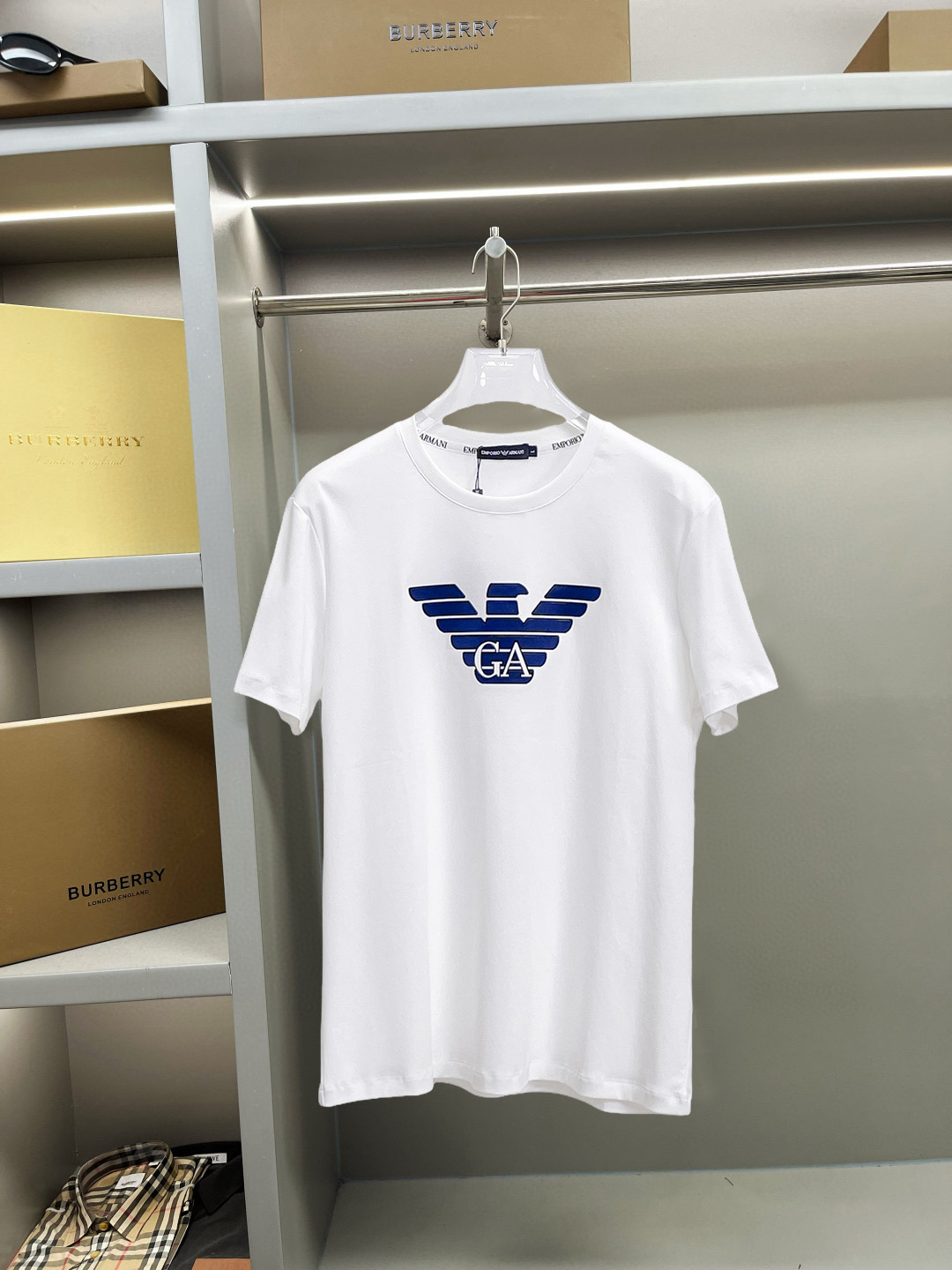 NO:137767,Armani's new spring and summer 2025 new styles in the first counter, the latest short-sleeved round-neck T-shirt, high-end customization, avant-garde and fashionable design!  Brand logo heavy craft design, high-end customized double mercerized fabric, soft feel, comfortable to wear, exquisite counter-level car line, fine workmanship, invincible and handsome upper body effect!  A must-have item for handsome men!  Fatty Gospel-- Code Number M-4XL (maximum 4XL can wear 210 catties), Armani, T-shirt,tees, t-shirt,alexander wang19860909阿玛尼 2025春夏新款首发专柜最新款短袖圆领T恤 高端订制 设计前卫时尚！品牌logo重工艺设计 高端定制双丝光面料.手感柔软.穿着舒适.专柜级别精致车线.做工精细.上身效果无敌帅气！型男必备单品！胖子福音-- 码数 M-4XL(最大4XL可穿210斤),,armani,T-shirt,tees，t-shirt,alexander wang,Men's clothing