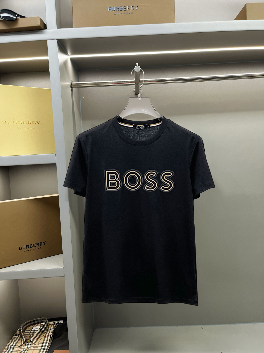 NO:137771,BOSS 2025 spring and summer new style first-time counter latest short-sleeved round-neck T-shirt, high-end customization, avant-garde and fashionable design!  Brand logo heavy craft design, high-end customized double mercerized fabric, soft feel, comfortable to wear, exquisite counter-level car line, fine workmanship, invincible and handsome upper body effect!  A must-have item for handsome men!  Fatty Gospel-- Code Number M-4XL (maximum 4XL can wear 210 catties), T-shirt,tees, t-shirt,alexander wang19860909BOSS 2025春夏新款首发专柜最新款短袖圆领T恤 高端订制 设计前卫时尚！品牌logo重工艺设计 高端定制双丝光面料.手感柔软.穿着舒适.专柜级别精致车线.做工精细.上身效果无敌帅气！型男必备单品！胖子福音-- 码数 M-4XL(最大4XL可穿210斤),,T-shirt,tees，t-shirt,alexander wang,Men's clothing