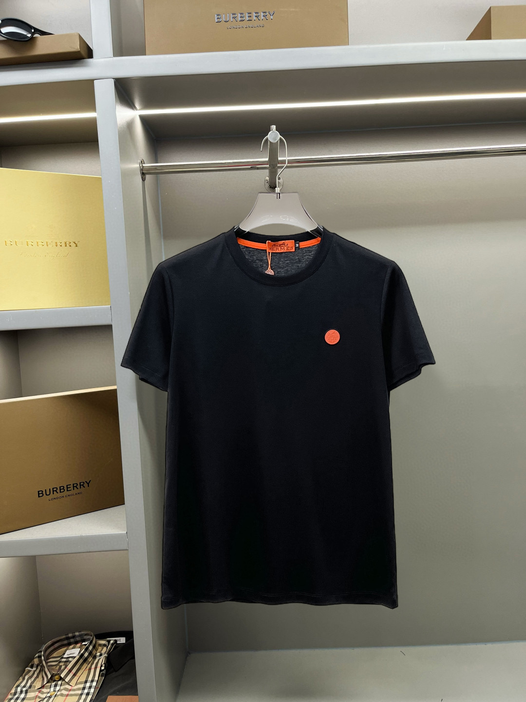 NO:137769,Hermes 2025 spring and summer new style first-time counter latest short-sleeved round-neck T-shirt, high-end customization, avant-garde and fashionable design!  Brand logo heavy craft design, high-end customized double mercerized fabric, soft feel, comfortable to wear, exquisite counter-level car line, fine workmanship, invincible and handsome upper body effect!  A must-have item for handsome men!  Fatty Gospel-- Code Number M-4XL (maximum 4XL can wear 210 catties), hermes, T-shirt,tees, t-shirt,alexander wang19860909爱马仕 2025春夏新款首发专柜最新款短袖圆领T恤 高端订制 设计前卫时尚！品牌logo重工艺设计 高端定制双丝光面料.手感柔软.穿着舒适.专柜级别精致车线.做工精细.上身效果无敌帅气！型男必备单品！胖子福音-- 码数 M-4XL(最大4XL可穿210斤),,hermes,T-shirt,tees，t-shirt,alexander wang,Men's clothing