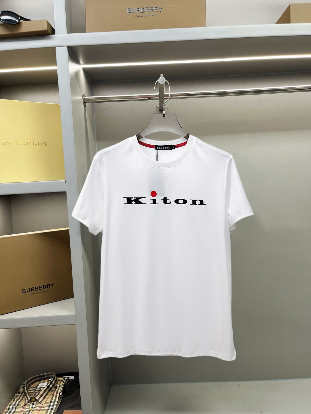 NO:137773,Kiton's new spring and summer new style first-time counter has the latest short-sleeved round-neck T-shirt with high-end customization and avant-garde and fashionable design!  Brand logo heavy craft design, high-end customized double mercerized fabric, soft feel, comfortable to wear, exquisite counter-level car line, fine workmanship, invincible and handsome upper body effect!  A must-have item for handsome men!  Fatty Gospel-- Code Number M-4XL (maximum 4XL can wear 210 catties), T-shirt,tees, t-shirt,alexander wang19860909Kiton 2025春夏新款首发专柜最新款短袖圆领T恤 高端订制 设计前卫时尚！品牌logo重工艺设计 高端定制双丝光面料.手感柔软.穿着舒适.专柜级别精致车线.做工精细.上身效果无敌帅气！型男必备单品！胖子福音-- 码数 M-4XL(最大4XL可穿210斤),,T-shirt,tees，t-shirt,alexander wang,Men's clothing