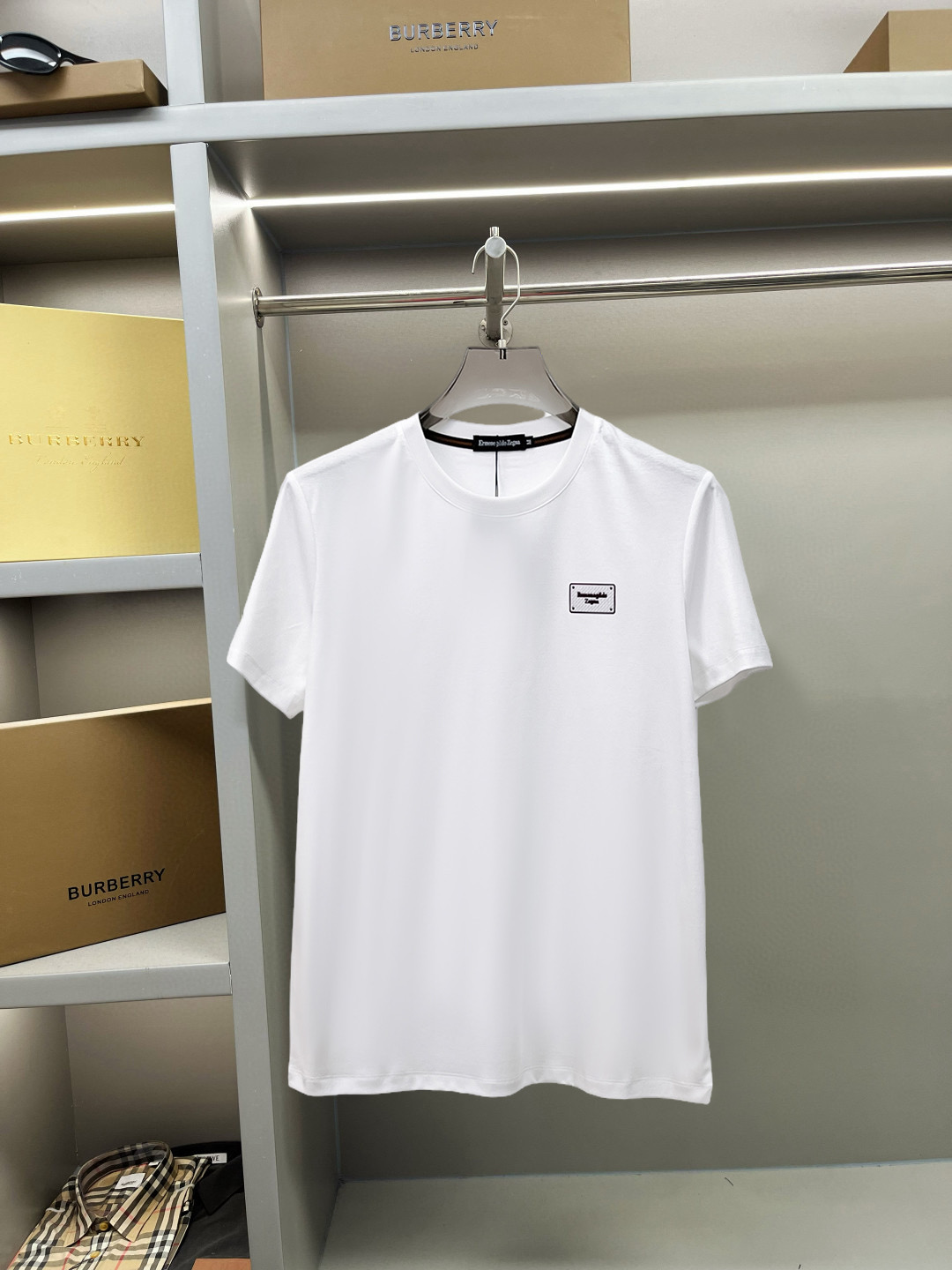 NO:137762,Jenia's new spring and summer new style first-time counter has the latest short-sleeved round-neck T-shirt with high-end customization and avant-garde and fashionable design!  Brand logo heavy craft design, high-end customized double mercerized fabric, soft feel, comfortable to wear, exquisite counter-level car line, fine workmanship, invincible and handsome upper body effect!  A must-have item for handsome men!  Fatty Gospel-- Code Number M-4XL (maximum 4XL can wear 210 catties), zegna, T-shirt,tees, t-shirt,alexander wang19860909杰尼亚 2025春夏新款首发专柜最新款短袖圆领T恤 高端订制 设计前卫时尚！品牌logo重工艺设计 高端定制双丝光面料.手感柔软.穿着舒适.专柜级别精致车线.做工精细.上身效果无敌帅气！型男必备单品！胖子福音-- 码数 M-4XL(最大4XL可穿210斤),,zegna,T-shirt,tees，t-shirt,alexander wang,Men's clothing