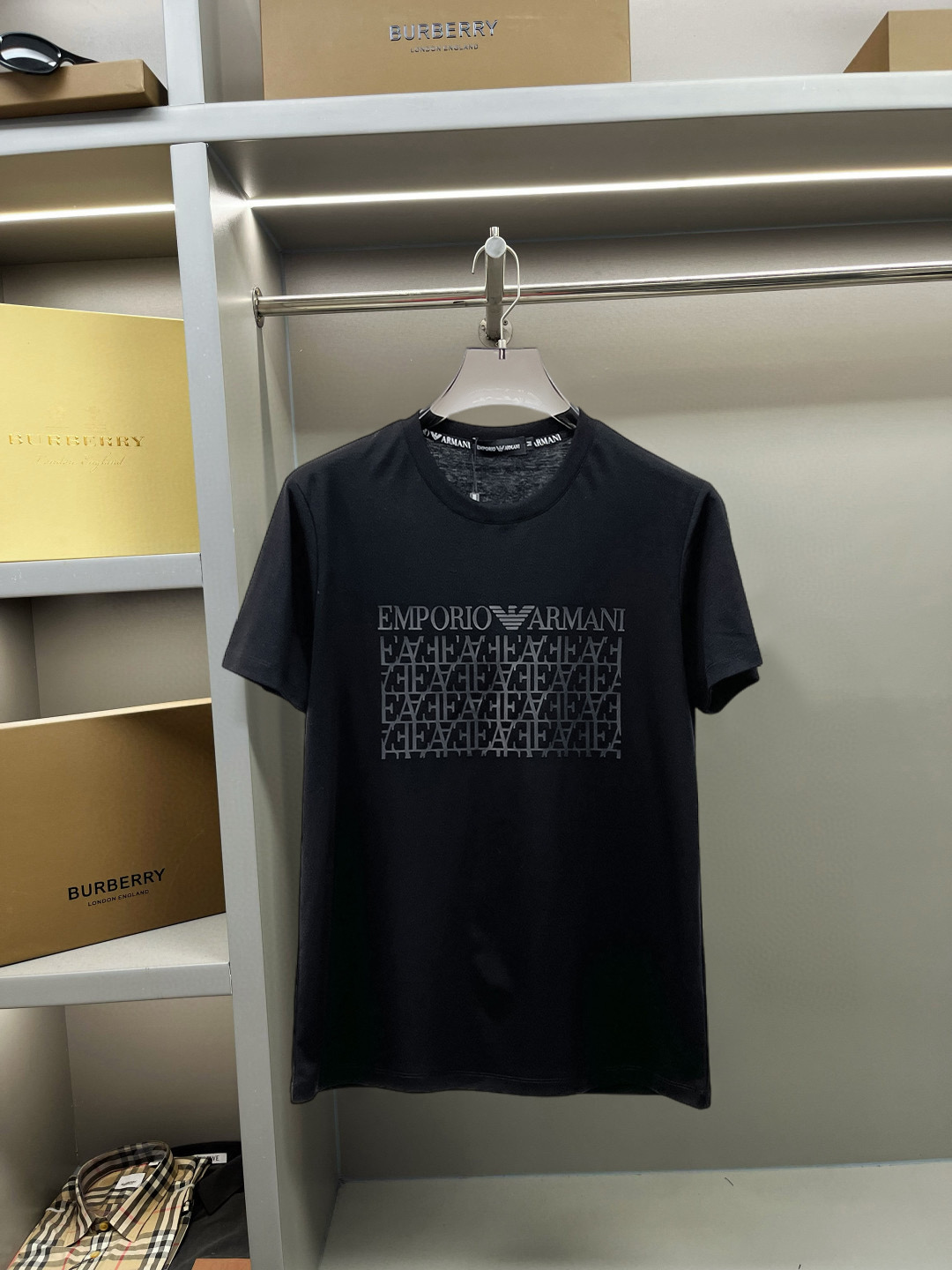 NO:137764,Armani's new spring and summer 2025 new styles in the first counter, the latest short-sleeved round-neck T-shirt, high-end customization, avant-garde and fashionable design!  Brand logo heavy craft design, high-end customized double mercerized fabric, soft feel, comfortable to wear, exquisite counter-level car line, fine workmanship, invincible and handsome upper body effect!  A must-have item for handsome men!  Fatty Gospel-- Code Number M-4XL (maximum 4XL can wear 210 catties), Armani, T-shirt,tees, t-shirt,alexander wang19860909阿玛尼 2025春夏新款首发专柜最新款短袖圆领T恤 高端订制 设计前卫时尚！品牌logo重工艺设计 高端定制双丝光面料.手感柔软.穿着舒适.专柜级别精致车线.做工精细.上身效果无敌帅气！型男必备单品！胖子福音-- 码数 M-4XL(最大4XL可穿210斤),,armani,T-shirt,tees，t-shirt,alexander wang,Men's clothing