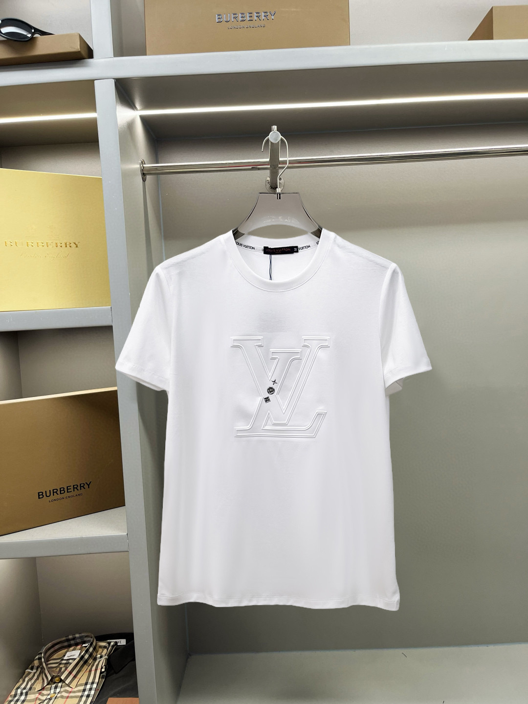 NO:137766,LV 2025 spring and summer new style first-time counter latest short-sleeved round-neck T-shirt, high-end customization, avant-garde and fashionable design!  Brand logo heavy craft design, high-end customized double mercerized fabric, soft feel, comfortable to wear, exquisite counter-level car line, fine workmanship, invincible and handsome upper body effect!  A must-have item for handsome men!  Fatty Gospel-- Code Number M-4XL (maximum 4XL can wear 210 catties), louis vuitton, T-shirt,tees, t-shirt,alexander wang19860909LV 2025春夏新款首发专柜最新款短袖圆领T恤 高端订制 设计前卫时尚！品牌logo重工艺设计 高端定制双丝光面料.手感柔软.穿着舒适.专柜级别精致车线.做工精细.上身效果无敌帅气！型男必备单品！胖子福音-- 码数 M-4XL(最大4XL可穿210斤),,louis vuitton,T-shirt,tees，t-shirt,alexander wang,Men's clothing