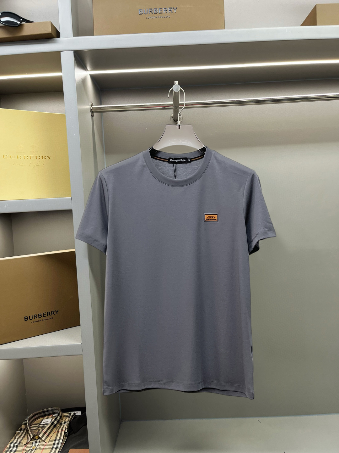 NO:137768,Jenia's new spring and summer new style first-time counter has the latest short-sleeved round-neck T-shirt with high-end customization and avant-garde and fashionable design!  Brand logo heavy craft design, high-end customized double mercerized fabric, soft feel, comfortable to wear, exquisite counter-level car line, fine workmanship, invincible and handsome upper body effect!  A must-have item for handsome men!  Fatty Gospel-- Code Number M-4XL (maximum 4XL can wear 210 catties), zegna, T-shirt,tees, t-shirt,alexander wang19860909杰尼亚 2025春夏新款首发专柜最新款短袖圆领T恤 高端订制 设计前卫时尚！品牌logo重工艺设计 高端定制双丝光面料.手感柔软.穿着舒适.专柜级别精致车线.做工精细.上身效果无敌帅气！型男必备单品！胖子福音-- 码数 M-4XL(最大4XL可穿210斤),,zegna,T-shirt,tees，t-shirt,alexander wang,Men's clothing