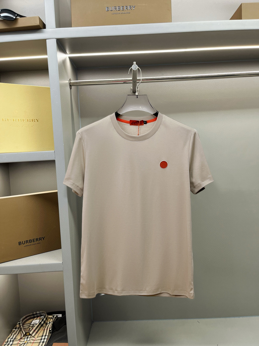 NO:137770,Hermes 2025 spring and summer new style first-time counter latest short-sleeved round-neck T-shirt, high-end customization, avant-garde and fashionable design!  Brand logo heavy craft design, high-end customized double mercerized fabric, soft feel, comfortable to wear, exquisite counter-level car line, fine workmanship, invincible and handsome upper body effect!  A must-have item for handsome men!  Fatty Gospel-- Code Number M-4XL (maximum 4XL can wear 210 catties), hermes, T-shirt,tees, t-shirt,alexander wang19860909爱马仕 2025春夏新款首发专柜最新款短袖圆领T恤 高端订制 设计前卫时尚！品牌logo重工艺设计 高端定制双丝光面料.手感柔软.穿着舒适.专柜级别精致车线.做工精细.上身效果无敌帅气！型男必备单品！胖子福音-- 码数 M-4XL(最大4XL可穿210斤),,hermes,T-shirt,tees，t-shirt,alexander wang,Men's clothing