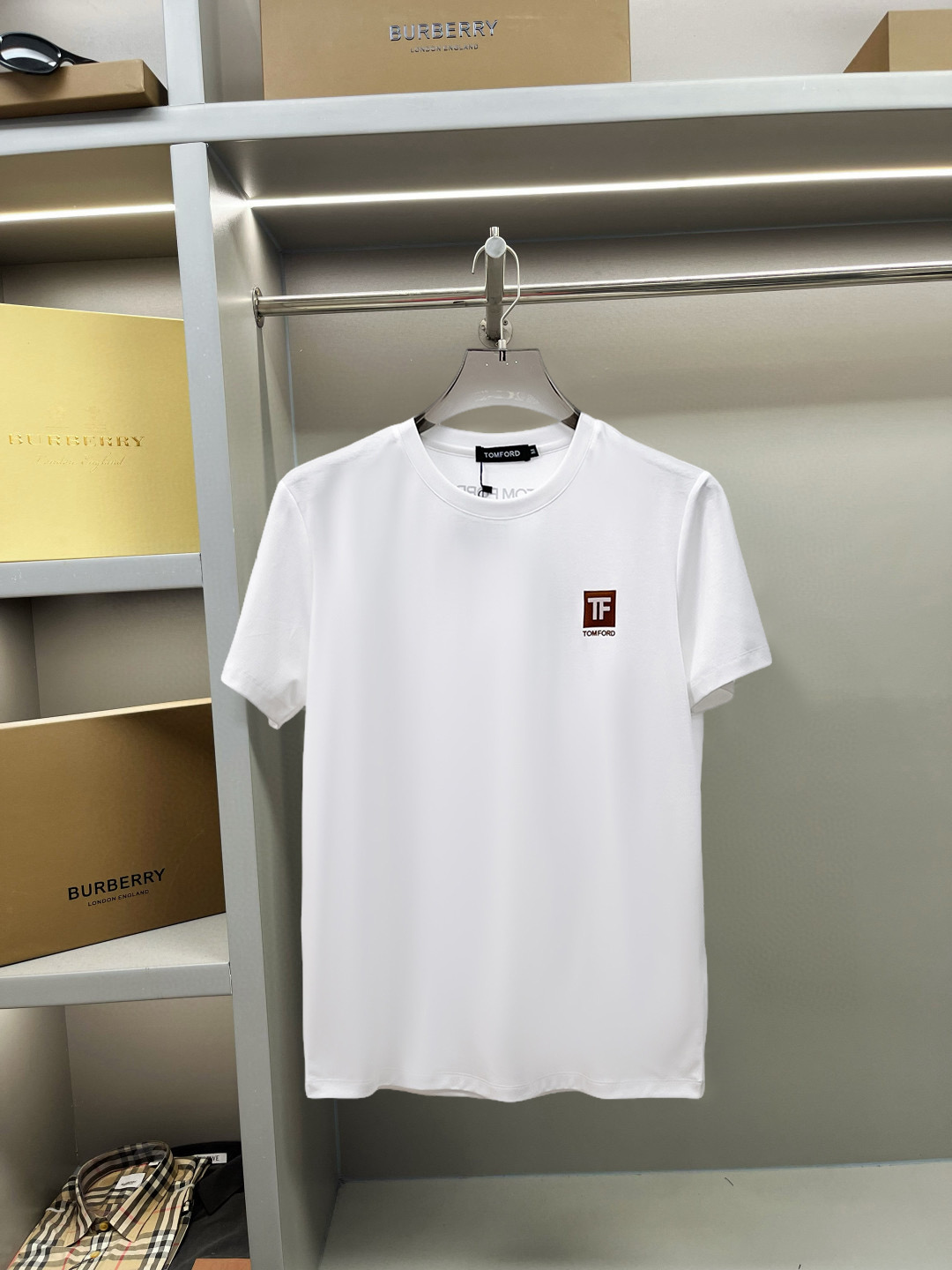NO:137755,Tom Ford's new spring and summer new model of the first counter, the latest short-sleeved round-neck T-shirt, high-end customization, avant-garde and fashionable design!  Brand logo heavy craft design, high-end customized double mercerized fabric, soft feel, comfortable to wear, exquisite counter-level car line, fine workmanship, invincible and handsome upper body effect!  A must-have item for handsome men!  Fatty Gospel-- Code Number M-4XL (maximum 4XL can wear 210 catties), T-shirt,tees, t-shirt,alexander wang19860909汤姆福特 2025春夏新款首发专柜最新款短袖圆领T恤 高端订制 设计前卫时尚！品牌logo重工艺设计 高端定制双丝光面料.手感柔软.穿着舒适.专柜级别精致车线.做工精细.上身效果无敌帅气！型男必备单品！胖子福音-- 码数 M-4XL(最大4XL可穿210斤),,T-shirt,tees，t-shirt,alexander wang,Men's clothing