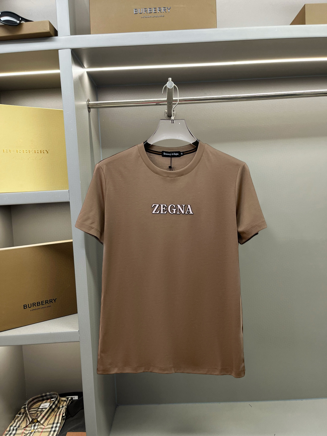NO:137757,Jenia's new spring and summer new style first-time counter has the latest short-sleeved round-neck T-shirt with high-end customization and avant-garde and fashionable design!  Brand logo heavy craft design, high-end customized double mercerized fabric, soft feel, comfortable to wear, exquisite counter-level car line, fine workmanship, invincible and handsome upper body effect!  A must-have item for handsome men!  Fatty Gospel-- Code Number M-4XL (maximum 4XL can wear 210 catties), zegna, T-shirt,tees, t-shirt,alexander wang19860909杰尼亚 2025春夏新款首发专柜最新款短袖圆领T恤 高端订制 设计前卫时尚！品牌logo重工艺设计 高端定制双丝光面料.手感柔软.穿着舒适.专柜级别精致车线.做工精细.上身效果无敌帅气！型男必备单品！胖子福音-- 码数 M-4XL(最大4XL可穿210斤),,zegna,T-shirt,tees，t-shirt,alexander wang,Men's clothing