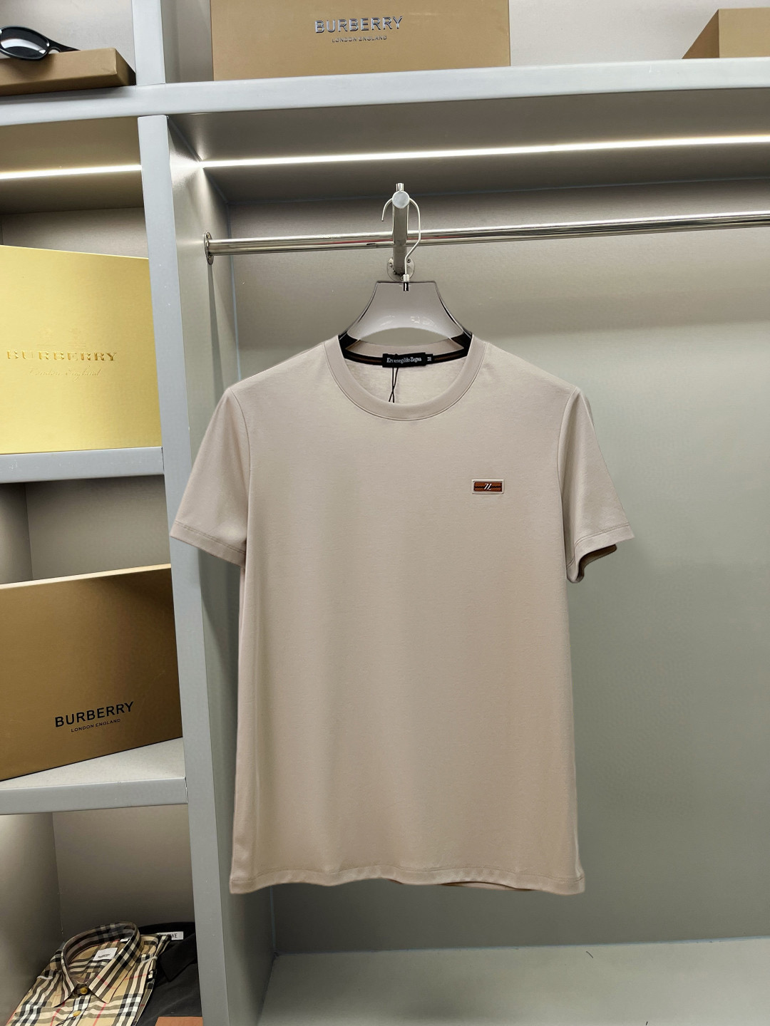 NO:137765,Jenia's new spring and summer new style first-time counter has the latest short-sleeved round-neck T-shirt with high-end customization and avant-garde and fashionable design!  Brand logo heavy craft design, high-end customized double mercerized fabric, soft feel, comfortable to wear, exquisite counter-level car line, fine workmanship, invincible and handsome upper body effect!  A must-have item for handsome men!  Fatty Gospel-- Code Number M-4XL (maximum 4XL can wear 210 catties), zegna, T-shirt,tees, t-shirt,alexander wang19860909杰尼亚 2025春夏新款首发专柜最新款短袖圆领T恤 高端订制 设计前卫时尚！品牌logo重工艺设计 高端定制双丝光面料.手感柔软.穿着舒适.专柜级别精致车线.做工精细.上身效果无敌帅气！型男必备单品！胖子福音-- 码数 M-4XL(最大4XL可穿210斤),,zegna,T-shirt,tees，t-shirt,alexander wang,Men's clothing