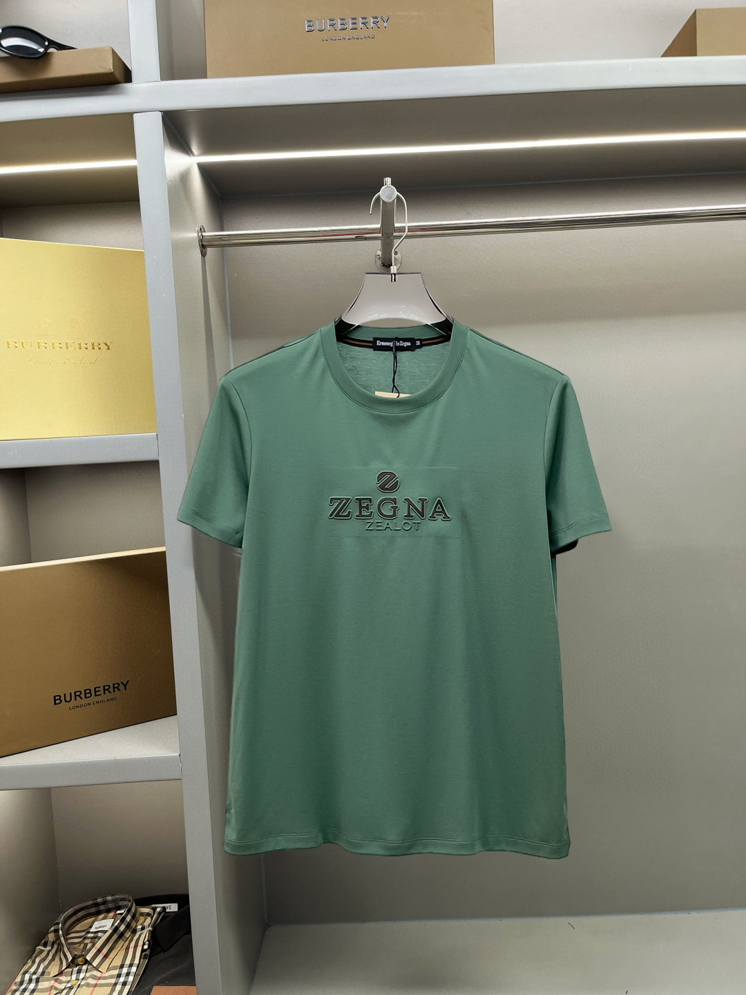 NO:137761,Jenia's new spring and summer new style first-time counter has the latest short-sleeved round-neck T-shirt with high-end customization and avant-garde and fashionable design!  Brand logo heavy craft design, high-end customized double mercerized fabric, soft feel, comfortable to wear, exquisite counter-level car line, fine workmanship, invincible and handsome upper body effect!  A must-have item for handsome men!  Fatty Gospel-- Code Number M-4XL (maximum 4XL can wear 210 catties), zegna, T-shirt,tees, t-shirt,alexander wang19860909杰尼亚 2025春夏新款首发专柜最新款短袖圆领T恤 高端订制 设计前卫时尚！品牌logo重工艺设计 高端定制双丝光面料.手感柔软.穿着舒适.专柜级别精致车线.做工精细.上身效果无敌帅气！型男必备单品！胖子福音-- 码数 M-4XL(最大4XL可穿210斤),,zegna,T-shirt,tees，t-shirt,alexander wang,Men's clothing