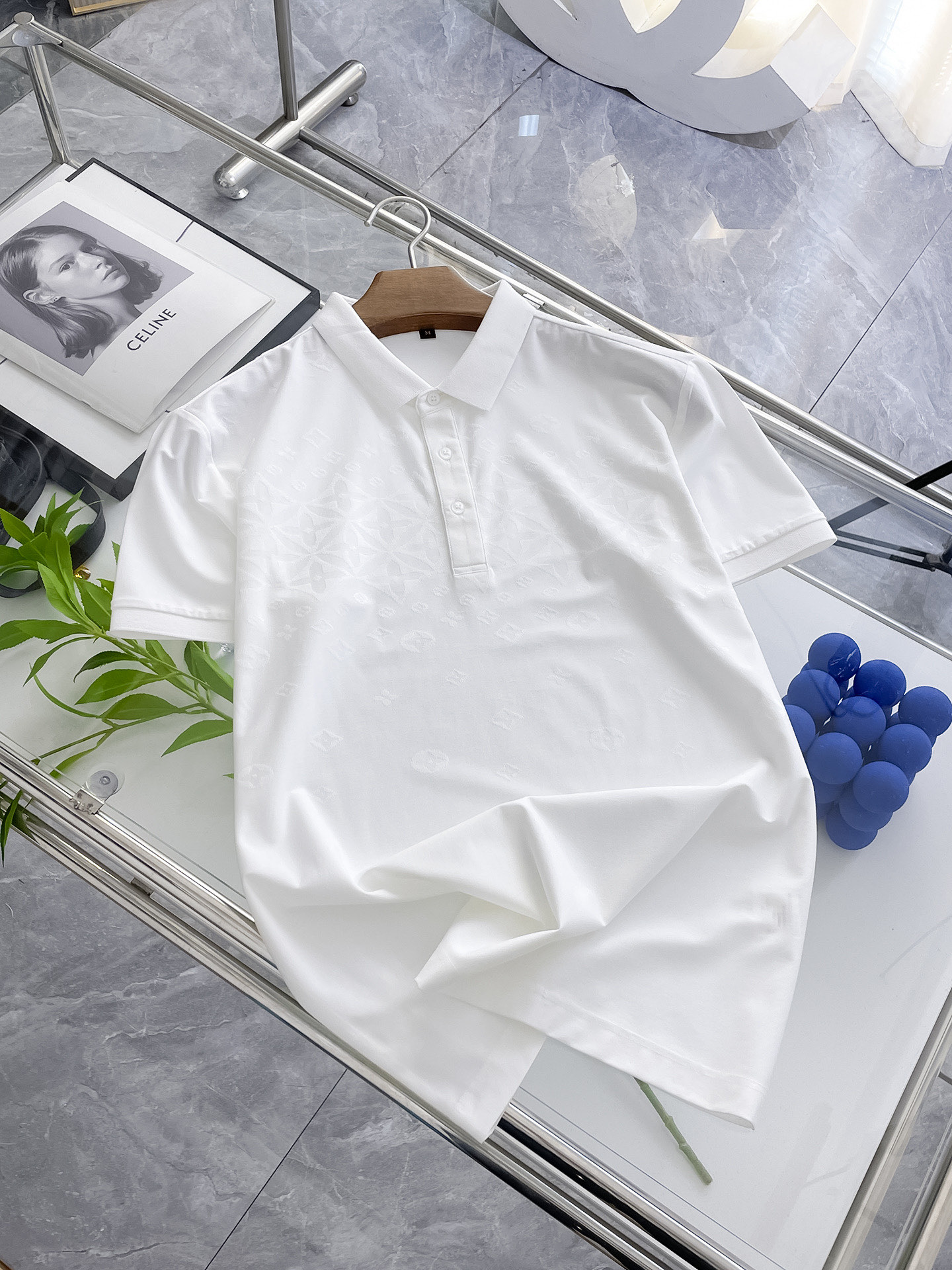 NO:449124,LV High-end Business White-collar workers are a must-have item for individuals in the unit!  Seizure-free pressed gel ice silk casual business short-sleeved Polo, technology fabric, ice silk traceless, very good body feel, smooth feel and great texture!  Good elasticity, no sense of restraint, the fabric has its own breathable mesh, moisture absorption and sweating, quick drying and keeping it dry, small lapel placket-breasted design, showing a straight posture, not soft pedal, simple style, can be used for business and leisure, highly recommended!  High-elastic ice silk, the touch is as smooth as jade silk, clean and neat, and elegant and gentlemanly. The high-end materials are the key to the fabric, the quality control must be used. The feel is extremely delicate and smooth, the fabric has a good gloss and upper body skeleton feel, so we can greet mature and quality men's clothing!  Sweat in summer and dry in seconds, a brand new experience Business commuting and leisure M-4XL, louis vuitton, T-shirt, alexander wang19860909LV 高端商务 白领 单位人士必入单品！ 无痕压胶冰丝休闲商务短袖Polo,科技面料,冰丝无痕,体感非常棒,手感顺滑质感很棒！弹性好,无任何束缚感,面料自带透气网孔,吸湿排汗,速干保持干爽,小翻领门襟排扣设计,展露挺拔姿态,不软踏,简约款式,商务休闲都可驾驭,强烈推荐！高弹冰丝,触感堪比玉蚕丝一样丝滑,干净利落,儒雅绅士风度.高级材质,重点就是面料上,品控的必上,手感极其细腻光滑,面料光泽感和上身骨架感好,打招成熟品质男装！夏天出汗秒干,全新体验 商务通勤休闲 M-4XL,,louis vuitton,T-shirt,alexander wang,Men's clothing