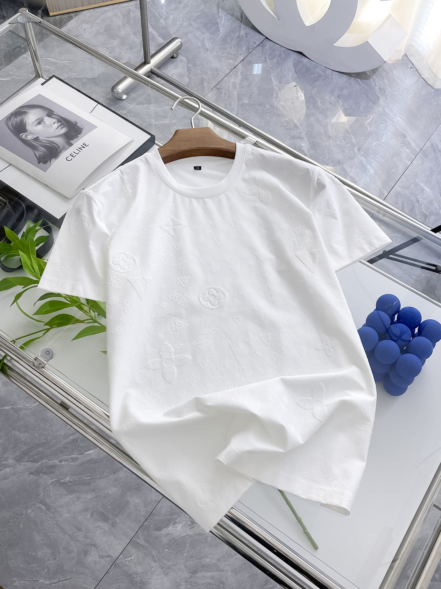 NO:458179,LV 2025 spring and summer new style first-time counter latest short-sleeved round-neck T-shirt, high-end customization, avant-garde and fashionable design!  Brand logo heavy craft design, high-end customized double mercerized fabric, soft feel, comfortable to wear, exquisite counter-level car line, fine workmanship, invincible and handsome upper body effect!  A must-have item for handsome men!  Fatty Gospel-- Code Number M-4XL (maximum 4XL can wear kilogram), louis vuitton, T-shirt,tees, t-shirt,alexander wang19860909LV 2025春夏新款首发专柜最新款短袖圆领T恤 高端订制 设计前卫时尚！品牌logo重工艺设计 高端定制双丝光面料.手感柔软.穿着舒适.专柜级别精致车线.做工精细.上身效果无敌帅气！型男必备单品！胖子福音-- 码数 M-4XL(最大4XL可穿斤),,louis vuitton,T-shirt,tees，t-shirt,alexander wang,Men's clothing