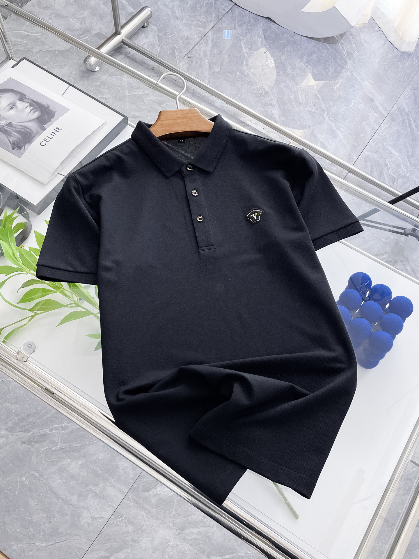 NO:449116,Versace, high-end business, white-collar workers, must-have items for individuals in the unit!  Seizure-free pressed gel ice silk casual business short-sleeved Polo, technology fabric, ice silk traceless, very good body feel, smooth feel and great texture!  Good elasticity, no sense of restraint, the fabric has its own breathable mesh, moisture absorption and sweating, quick drying and keeping it dry, small lapel placket-breasted design, showing a straight posture, not soft pedal, simple style, can be used for business and leisure, highly recommended!  High-elastic ice silk, the touch is as smooth as jade silk, clean and neat, and elegant and gentlemanly. The high-end materials are the key to the fabric, the quality control must be used. The feel is extremely delicate and smooth, the fabric has a good gloss and upper body skeleton feel, so we can greet mature and quality men's clothing!  Sweat in summer and dry instantly, a brand new experience Business commuting and leisure M-4XL, versace, T-shirt, alexander wang19860909范思哲 高端商务 白领 单位人士必入单品！ 无痕压胶冰丝休闲商务短袖Polo,科技面料,冰丝无痕,体感非常棒,手感顺滑质感很棒！弹性好,无任何束缚感,面料自带透气网孔,吸湿排汗,速干保持干爽,小翻领门襟排扣设计,展露挺拔姿态,不软踏,简约款式,商务休闲都可驾驭,强烈推荐！高弹冰丝,触感堪比玉蚕丝一样丝滑,干净利落,儒雅绅士风度.高级材质,重点就是面料上,品控的必上,手感极其细腻光滑,面料光泽感和上身骨架感好,打招成熟品质男装！夏天出汗秒干,全新体验 商务通勤休闲 M-4XL,,versace,T-shirt,alexander wang,Men's clothing