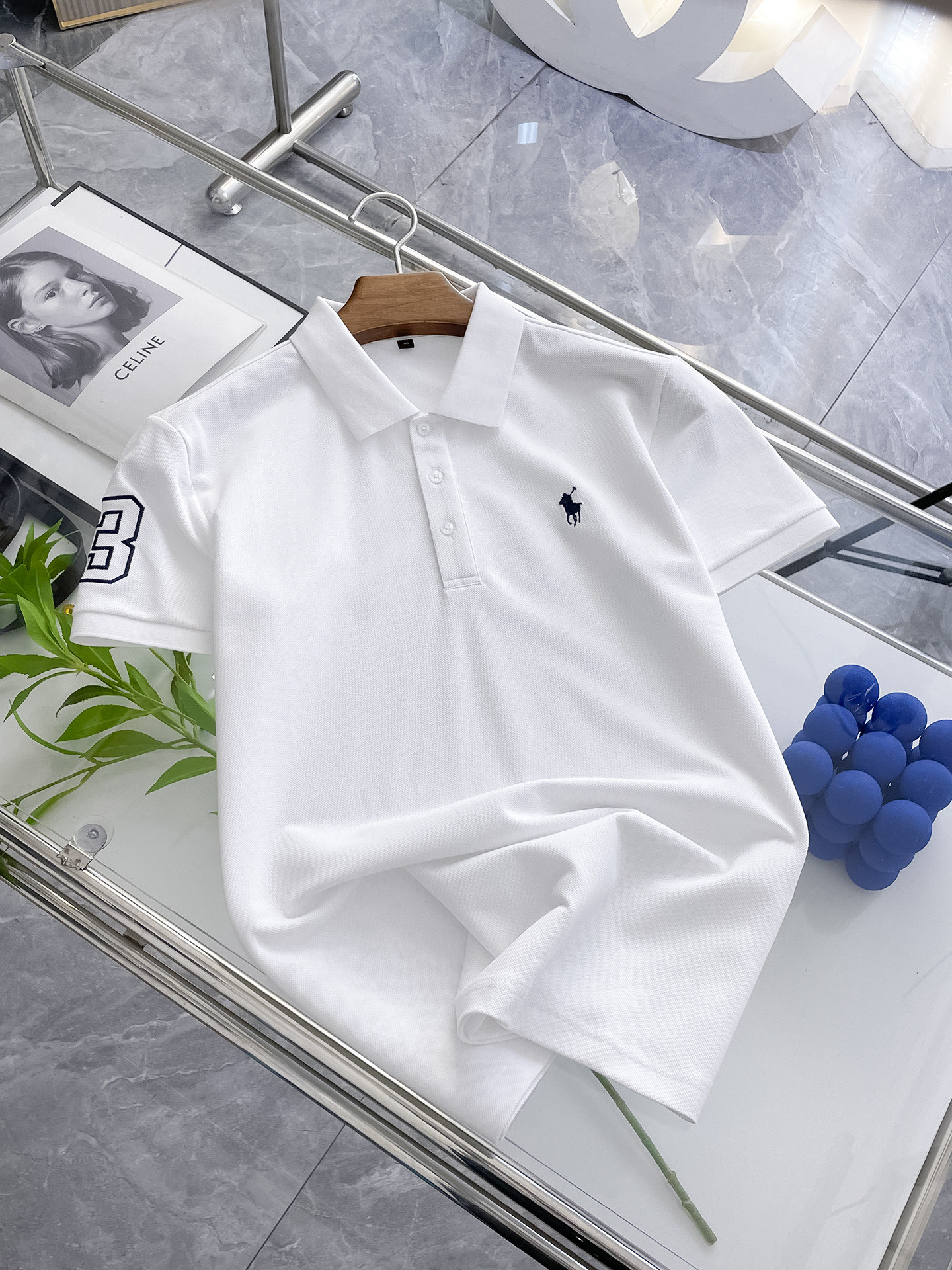 NO:449089,Paul High-end Business White-collar workers are a must-have item for individuals in the unit!  Seizure-free pressed gel ice silk casual business short-sleeved Polo, technology fabric, ice silk traceless, very good body feel, smooth feel and great texture!  Good elasticity, no sense of restraint, the fabric has its own breathable mesh, moisture absorption and sweating, quick drying and keeping it dry, small lapel placket-breasted design, showing a straight posture, not soft pedal, simple style, can be used for business and leisure, highly recommended!  High-elastic ice silk, the touch is as smooth as jade silk, clean and neat, and elegant and gentlemanly. The high-end materials are the key to the fabric, the quality control must be used. The feel is extremely delicate and smooth, the fabric has a good gloss and upper body skeleton feel, so we can greet mature and quality men's clothing!  Sweat in summer and dry instantly, a brand new experience Business commuting and leisure M-4XL, T-shirt, alexander wang19860909保罗 高端商务 白领 单位人士必入单品！ 无痕压胶冰丝休闲商务短袖Polo,科技面料,冰丝无痕,体感非常棒,手感顺滑质感很棒！弹性好,无任何束缚感,面料自带透气网孔,吸湿排汗,速干保持干爽,小翻领门襟排扣设计,展露挺拔姿态,不软踏,简约款式,商务休闲都可驾驭,强烈推荐！高弹冰丝,触感堪比玉蚕丝一样丝滑,干净利落,儒雅绅士风度.高级材质,重点就是面料上,品控的必上,手感极其细腻光滑,面料光泽感和上身骨架感好,打招成熟品质男装！夏天出汗秒干,全新体验 商务通勤休闲 M-4XL,,T-shirt,alexander wang,Men's clothing