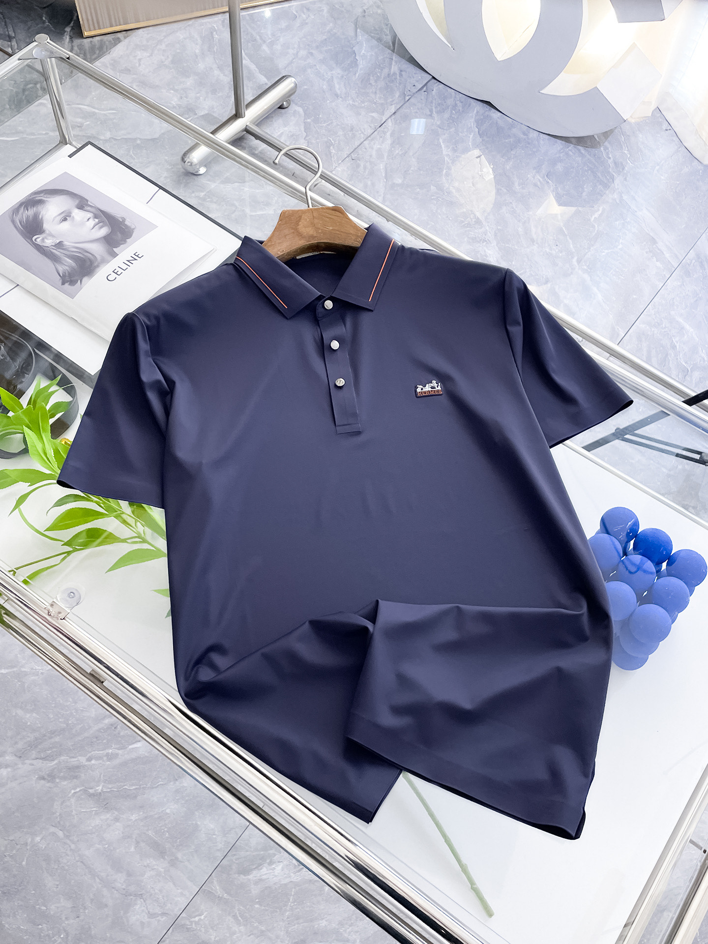 NO:449084,Hermes High-end Business White-collar workers are a must-have item for people in the unit!  Seizure-free pressed gel ice silk casual business short-sleeved Polo, technology fabric, ice silk traceless, very good body feel, smooth feel and great texture!  Good elasticity, no sense of restraint, the fabric has its own breathable mesh, moisture absorption and sweating, quick drying and keeping it dry, small lapel placket-breasted design, showing a straight posture, not soft pedal, simple style, can be used for business and leisure, highly recommended!  High-elastic ice silk, the touch is as smooth as jade silk, clean and neat, and elegant and gentlemanly. The high-end materials are the key to the fabric, the quality control must be used. The feel is extremely delicate and smooth, the fabric has a good gloss and upper body skeleton feel, so we can greet mature and quality men's clothing!  Sweat in summer and dry instantly, a brand new experience Business commuting and leisure M-4XL, hermes, T-shirt, alexander wang19860909爱马仕 高端商务 白领 单位人士必入单品！ 无痕压胶冰丝休闲商务短袖Polo,科技面料,冰丝无痕,体感非常棒,手感顺滑质感很棒！弹性好,无任何束缚感,面料自带透气网孔,吸湿排汗,速干保持干爽,小翻领门襟排扣设计,展露挺拔姿态,不软踏,简约款式,商务休闲都可驾驭,强烈推荐！高弹冰丝,触感堪比玉蚕丝一样丝滑,干净利落,儒雅绅士风度.高级材质,重点就是面料上,品控的必上,手感极其细腻光滑,面料光泽感和上身骨架感好,打招成熟品质男装！夏天出汗秒干,全新体验 商务通勤休闲 M-4XL,,hermes,T-shirt,alexander wang,Men's clothing