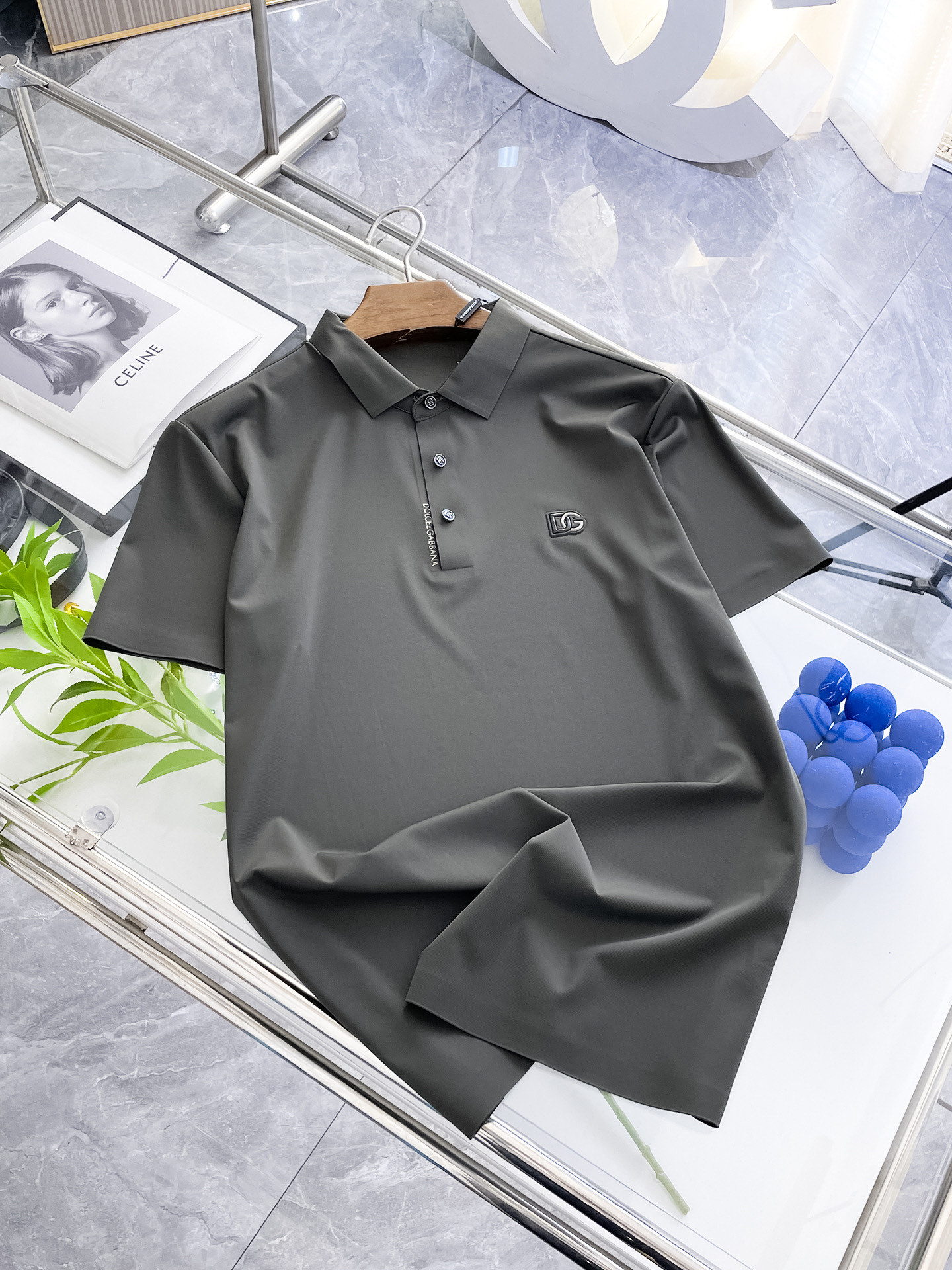 NO:449137,DG High-end Business White-collar workers are a must-have item for individuals in the unit!  Seizure-free pressed gel ice silk casual business short-sleeved Polo, technology fabric, ice silk traceless, very good body feel, smooth feel and great texture!  Good elasticity, no sense of restraint, the fabric has its own breathable mesh, moisture absorption and sweating, quick drying and keeping it dry, small lapel placket-breasted design, showing a straight posture, not soft pedal, simple style, can be used for business and leisure, highly recommended!  High-elastic ice silk, the touch is as smooth as jade silk, clean and neat, and elegant and gentlemanly. The high-end materials are the key to the fabric, the quality control must be used. The feel is extremely delicate and smooth, the fabric has a good gloss and upper body skeleton feel, so we can greet mature and quality men's clothing!  Sweat in summer and dry instantly, a brand new experience Business commuting and leisure M-4XL, T-shirt, alexander wang19860909DG 高端商务 白领 单位人士必入单品！ 无痕压胶冰丝休闲商务短袖Polo,科技面料,冰丝无痕,体感非常棒,手感顺滑质感很棒！弹性好,无任何束缚感,面料自带透气网孔,吸湿排汗,速干保持干爽,小翻领门襟排扣设计,展露挺拔姿态,不软踏,简约款式,商务休闲都可驾驭,强烈推荐！高弹冰丝,触感堪比玉蚕丝一样丝滑,干净利落,儒雅绅士风度.高级材质,重点就是面料上,品控的必上,手感极其细腻光滑,面料光泽感和上身骨架感好,打招成熟品质男装！夏天出汗秒干,全新体验 商务通勤休闲 M-4XL,,T-shirt,alexander wang,Men's clothing