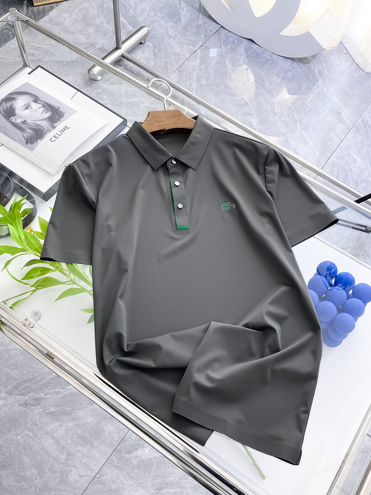 NO:449130,Crocodile, high-end business, white-collar workers, must-have items for individuals in the unit!  Seizure-free pressed gel ice silk casual business short-sleeved Polo, technology fabric, ice silk traceless, very good body feel, smooth feel and great texture!  Good elasticity, no sense of restraint, the fabric has its own breathable mesh, moisture absorption and sweating, quick drying and keeping it dry, small lapel placket-breasted design, showing a straight posture, not soft pedal, simple style, can be used for business and leisure, highly recommended!  High-elastic ice silk, the touch is as smooth as jade silk, clean and neat, and elegant and gentlemanly. The high-end materials are the key to the fabric, the quality control must be used. The feel is extremely delicate and smooth, the fabric has a good gloss and upper body skeleton feel, so we can greet mature and quality men's clothing!  Sweat in summer and dry instantly, a brand new experience Business commuting and leisure M-4XL, T-shirt, alexander wang19860909鳄鱼 高端商务 白领 单位人士必入单品！ 无痕压胶冰丝休闲商务短袖Polo,科技面料,冰丝无痕,体感非常棒,手感顺滑质感很棒！弹性好,无任何束缚感,面料自带透气网孔,吸湿排汗,速干保持干爽,小翻领门襟排扣设计,展露挺拔姿态,不软踏,简约款式,商务休闲都可驾驭,强烈推荐！高弹冰丝,触感堪比玉蚕丝一样丝滑,干净利落,儒雅绅士风度.高级材质,重点就是面料上,品控的必上,手感极其细腻光滑,面料光泽感和上身骨架感好,打招成熟品质男装！夏天出汗秒干,全新体验 商务通勤休闲 M-4XL,,T-shirt,alexander wang,Men's clothing