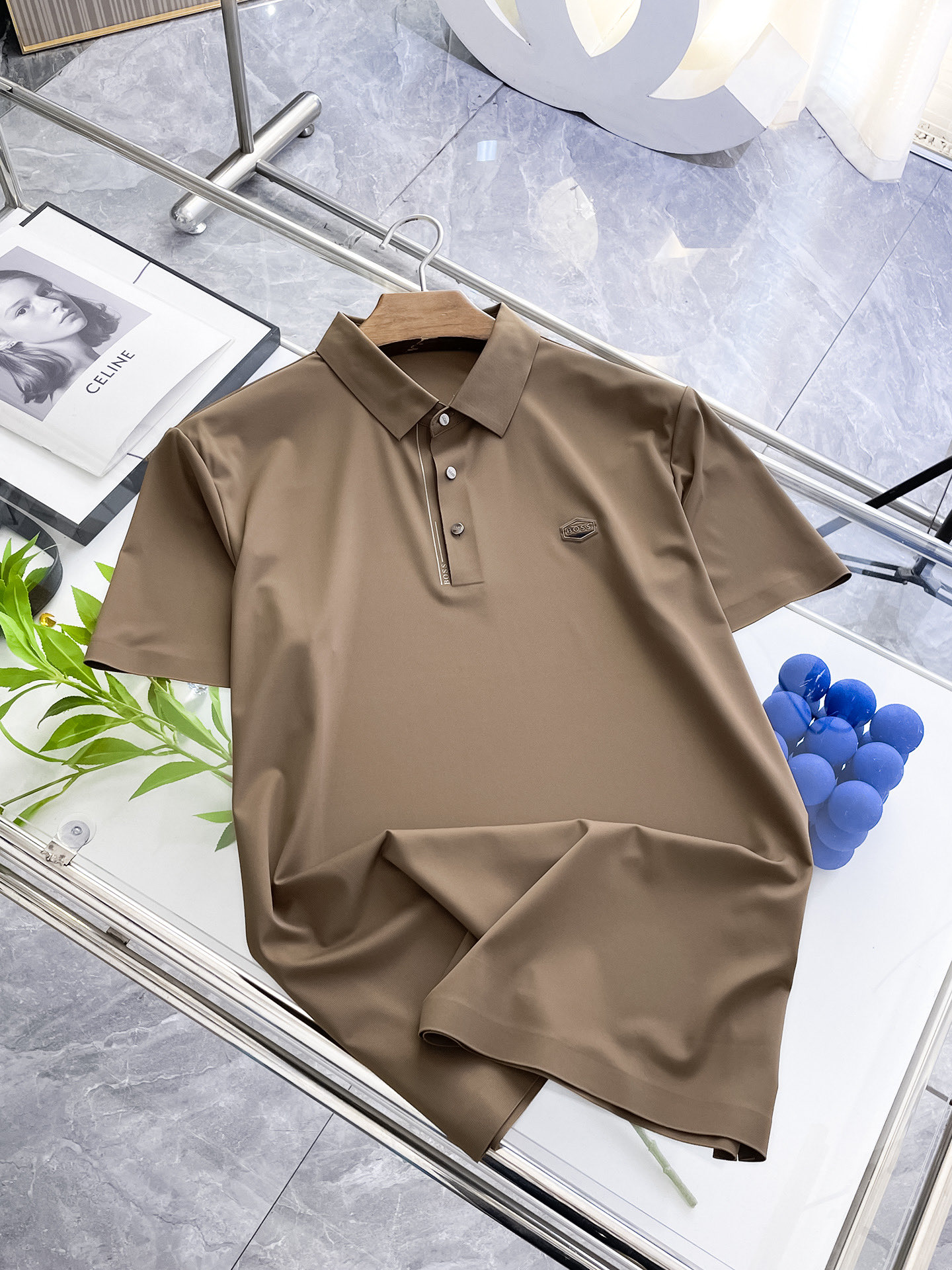 NO:449123,BOSS High-end Business White-collar workers are a must-have item for individuals in the unit!  Seizure-free pressed gel ice silk casual business short-sleeved Polo, technology fabric, ice silk traceless, very good body feel, smooth feel and great texture!  Good elasticity, no sense of restraint, the fabric has its own breathable mesh, moisture absorption and sweating, quick drying and keeping it dry, small lapel placket-breasted design, showing a straight posture, not soft pedal, simple style, can be used for business and leisure, highly recommended!  High-elastic ice silk, the touch is as smooth as jade silk, clean and neat, and elegant and gentlemanly. The high-end materials are the key to the fabric, the quality control must be used. The feel is extremely delicate and smooth, the fabric has a good gloss and upper body skeleton feel, so we can greet mature and quality men's clothing!  Sweat in summer and dry instantly, a brand new experience Business commuting and leisure M-4XL, T-shirt, alexander wang19860909BOSS 高端商务 白领 单位人士必入单品！ 无痕压胶冰丝休闲商务短袖Polo,科技面料,冰丝无痕,体感非常棒,手感顺滑质感很棒！弹性好,无任何束缚感,面料自带透气网孔,吸湿排汗,速干保持干爽,小翻领门襟排扣设计,展露挺拔姿态,不软踏,简约款式,商务休闲都可驾驭,强烈推荐！高弹冰丝,触感堪比玉蚕丝一样丝滑,干净利落,儒雅绅士风度.高级材质,重点就是面料上,品控的必上,手感极其细腻光滑,面料光泽感和上身骨架感好,打招成熟品质男装！夏天出汗秒干,全新体验 商务通勤休闲 M-4XL,,T-shirt,alexander wang,Men's clothing