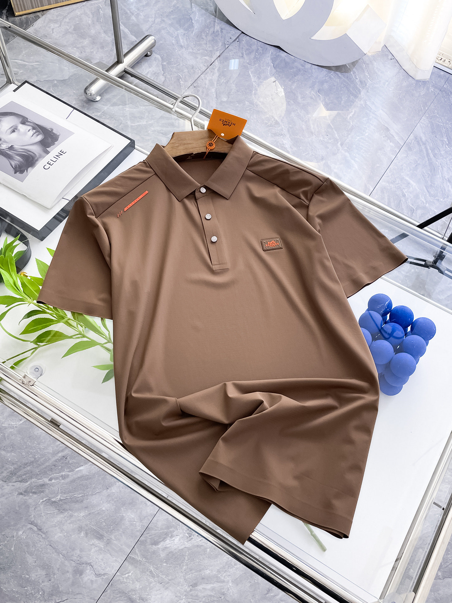 NO:449115,Hermes High-end Business White-collar workers are a must-have item for people in the unit!  Seizure-free pressed gel ice silk casual business short-sleeved Polo, technology fabric, ice silk traceless, very good body feel, smooth feel and great texture!  Good elasticity, no sense of restraint, the fabric has its own breathable mesh, moisture absorption and sweating, quick drying and keeping it dry, small lapel placket-breasted design, showing a straight posture, not soft pedal, simple style, can be used for business and leisure, highly recommended!  High-elastic ice silk, the touch is as smooth as jade silk, clean and neat, and elegant and gentlemanly. The high-end materials are the key to the fabric, the quality control must be used. The feel is extremely delicate and smooth, the fabric has a good gloss and upper body skeleton feel, so we can greet mature and quality men's clothing!  Sweat in summer and dry instantly, a brand new experience Business commuting and leisure M-4XL, hermes, T-shirt, alexander wang19860909爱马仕 高端商务 白领 单位人士必入单品！ 无痕压胶冰丝休闲商务短袖Polo,科技面料,冰丝无痕,体感非常棒,手感顺滑质感很棒！弹性好,无任何束缚感,面料自带透气网孔,吸湿排汗,速干保持干爽,小翻领门襟排扣设计,展露挺拔姿态,不软踏,简约款式,商务休闲都可驾驭,强烈推荐！高弹冰丝,触感堪比玉蚕丝一样丝滑,干净利落,儒雅绅士风度.高级材质,重点就是面料上,品控的必上,手感极其细腻光滑,面料光泽感和上身骨架感好,打招成熟品质男装！夏天出汗秒干,全新体验 商务通勤休闲 M-4XL,,hermes,T-shirt,alexander wang,Men's clothing