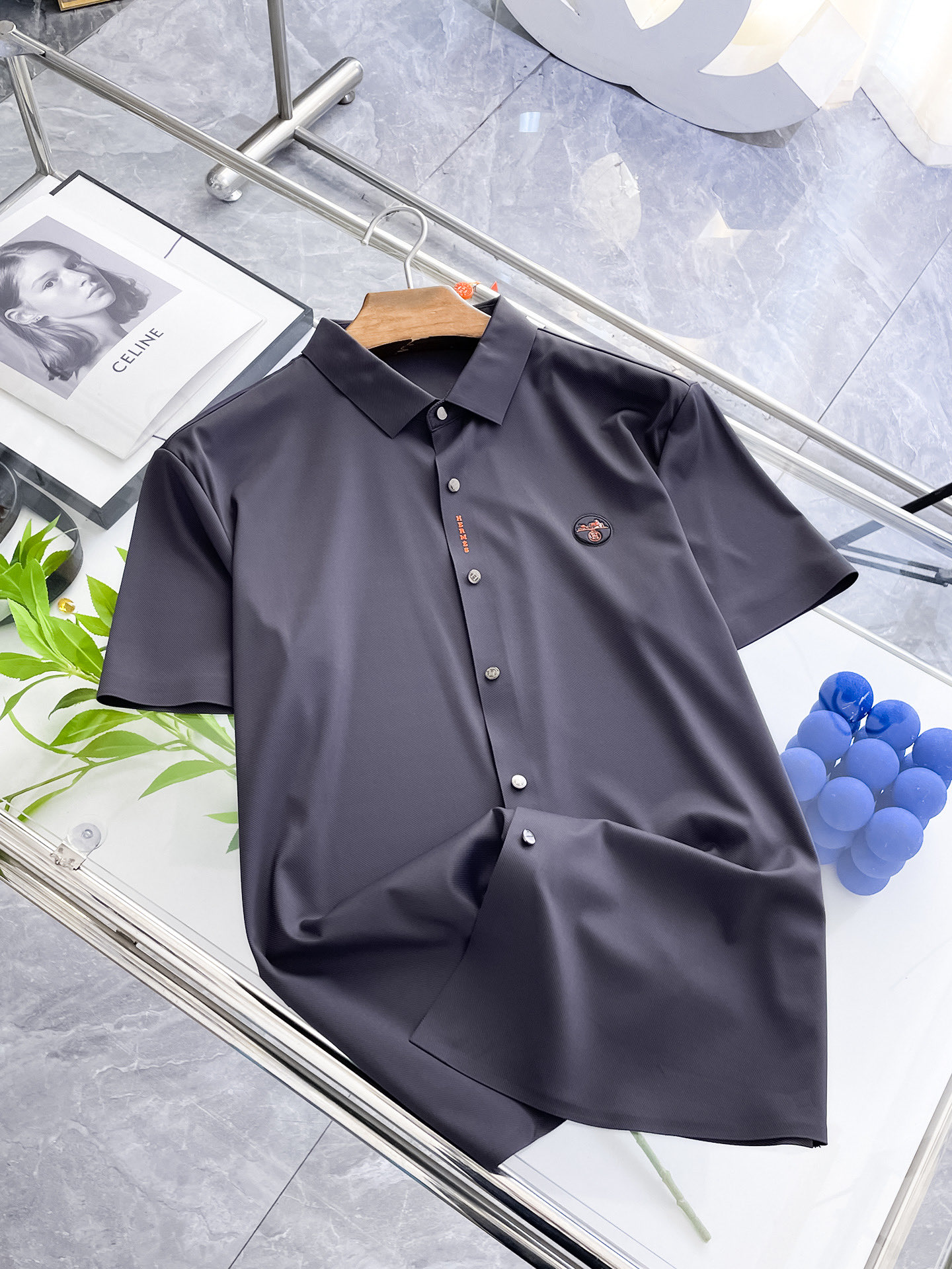 NO:449107,Hermes High-end Business White-collar workers are a must-have item for people in the unit!  Seal-free pressed glue ice silk casual business short-sleeved shirt, technological fabric, ice silk traceless, very good body feel, smooth feel and great texture!  Good elasticity, no sense of restraint, the fabric has its own breathable mesh, moisture absorption and sweating, quick drying and keeping it dry, small lapel placket-breasted design, showing a straight posture, not soft pedal, simple style, can be used for business and leisure, highly recommended!  High-elastic ice silk, the touch is as smooth as jade silk, clean and neat, and elegant and gentlemanly. The high-end materials are the key to the fabric, the quality control must be used. The feel is extremely delicate and smooth, the fabric has a good gloss and upper body skeleton feel, so we can greet mature and quality men's clothing!  Sweat in summer and dry in seconds, a brand new experience Business commuting and leisure M-4XL, hermes,shirts,T-shirt,alexander wang19860909爱马仕 高端商务 白领 单位人士必入单品！ 无痕压胶冰丝休闲商务短袖衬衫,科技面料,冰丝无痕,体感非常棒,手感顺滑质感很棒！弹性好,无任何束缚感,面料自带透气网孔,吸湿排汗,速干保持干爽,小翻领门襟排扣设计,展露挺拔姿态,不软踏,简约款式,商务休闲都可驾驭,强烈推荐！高弹冰丝,触感堪比玉蚕丝一样丝滑,干净利落,儒雅绅士风度.高级材质,重点就是面料上,品控的必上,手感极其细腻光滑,面料光泽感和上身骨架感好,打招成熟品质男装！夏天出汗秒干,全新体验 商务通勤休闲 M-4XL,,hermes,shirts,T-shirt,alexander wang,Men's clothing