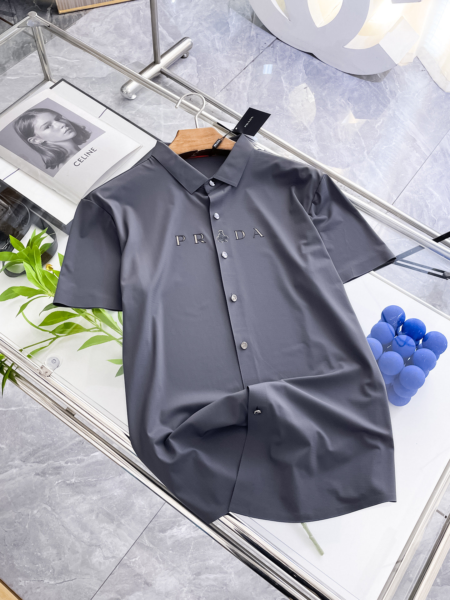 NO:449094,Prada High-end Business White-collar workers are a must-have item for individuals in the unit!  Seal-free pressed glue ice silk casual business short-sleeved shirt, technological fabric, ice silk traceless, very good body feel, smooth feel and great texture!  Good elasticity, no sense of restraint, the fabric has its own breathable mesh, moisture absorption and sweating, quick drying and keeping it dry, small lapel placket-breasted design, showing a straight posture, not soft pedal, simple style, can be used for business and leisure, highly recommended!  High-elastic ice silk, the touch is as smooth as jade silk, clean and neat, and elegant and gentlemanly. The high-end materials are the key to the fabric, the quality control must be used. The feel is extremely delicate and smooth, the fabric has a good gloss and upper body skeleton feel, so we can greet mature and quality men's clothing!  Sweat in summer and dry in seconds, a brand new experience Business commuting and leisure M-4XL, prada,shirts,T-shirt,alexander wang19860909普拉达 高端商务 白领 单位人士必入单品！ 无痕压胶冰丝休闲商务短袖衬衫,科技面料,冰丝无痕,体感非常棒,手感顺滑质感很棒！弹性好,无任何束缚感,面料自带透气网孔,吸湿排汗,速干保持干爽,小翻领门襟排扣设计,展露挺拔姿态,不软踏,简约款式,商务休闲都可驾驭,强烈推荐！高弹冰丝,触感堪比玉蚕丝一样丝滑,干净利落,儒雅绅士风度.高级材质,重点就是面料上,品控的必上,手感极其细腻光滑,面料光泽感和上身骨架感好,打招成熟品质男装！夏天出汗秒干,全新体验 商务通勤休闲 M-4XL,,prada,shirts,T-shirt,alexander wang,Men's clothing