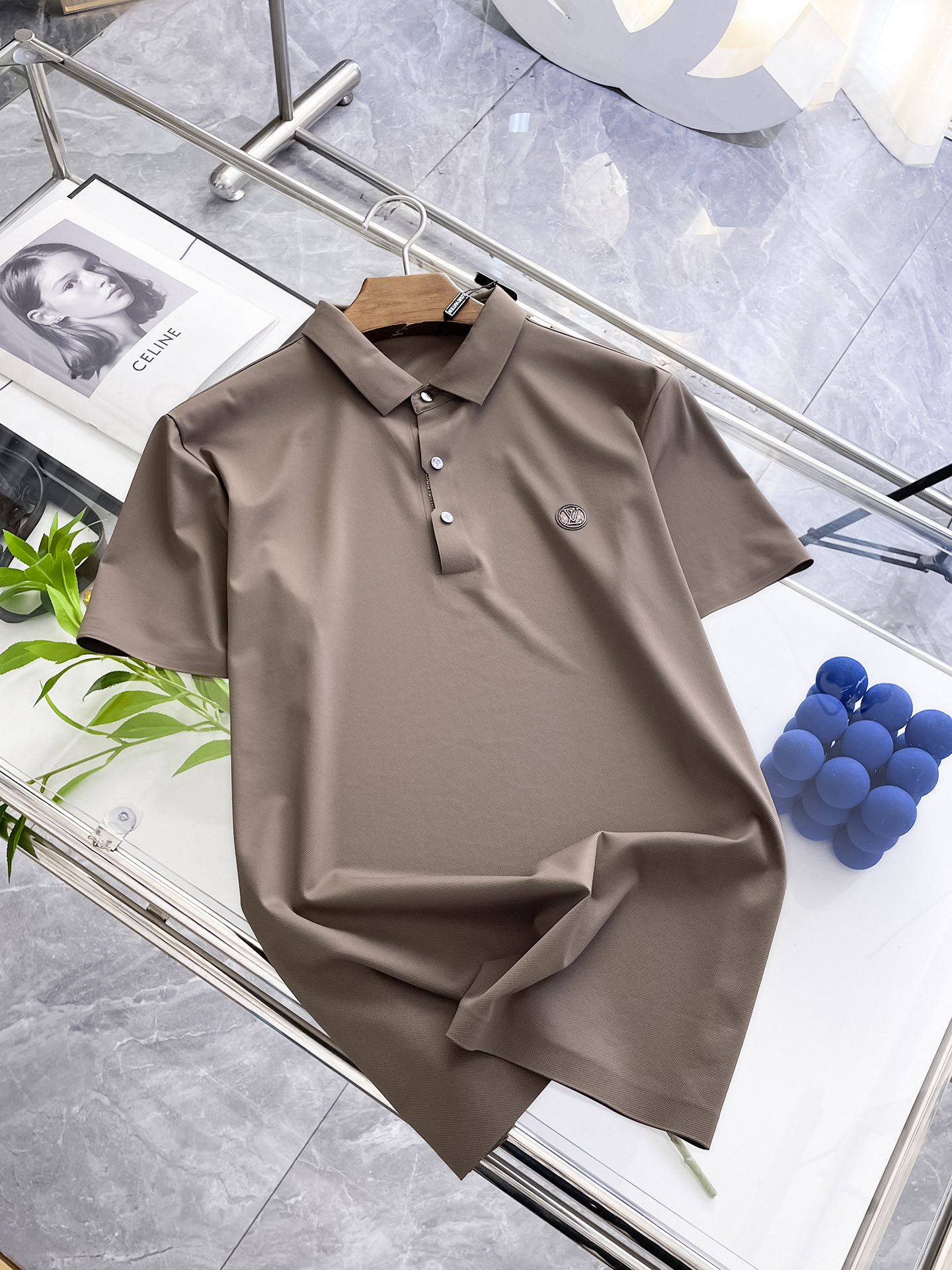 NO:449088,LV High-end Business White-collar workers are a must-have item for individuals in the unit!  Seizure-free pressed gel ice silk casual business short-sleeved Polo, technology fabric, ice silk traceless, very good body feel, smooth feel and great texture!  Good elasticity, no sense of restraint, the fabric has its own breathable mesh, moisture absorption and sweating, quick drying and keeping it dry, small lapel placket-breasted design, showing a straight posture, not soft pedal, simple style, can be used for business and leisure, highly recommended!  High-elastic ice silk, the touch is as smooth as jade silk, clean and neat, and elegant and gentlemanly. The high-end materials are the key to the fabric, the quality control must be used. The feel is extremely delicate and smooth, the fabric has a good gloss and upper body skeleton feel, so we can greet mature and quality men's clothing!  Sweat in summer and dry in seconds, a brand new experience Business commuting and leisure M-4XL, louis vuitton, T-shirt, alexander wang19860909LV 高端商务 白领 单位人士必入单品！ 无痕压胶冰丝休闲商务短袖Polo,科技面料,冰丝无痕,体感非常棒,手感顺滑质感很棒！弹性好,无任何束缚感,面料自带透气网孔,吸湿排汗,速干保持干爽,小翻领门襟排扣设计,展露挺拔姿态,不软踏,简约款式,商务休闲都可驾驭,强烈推荐！高弹冰丝,触感堪比玉蚕丝一样丝滑,干净利落,儒雅绅士风度.高级材质,重点就是面料上,品控的必上,手感极其细腻光滑,面料光泽感和上身骨架感好,打招成熟品质男装！夏天出汗秒干,全新体验 商务通勤休闲 M-4XL,,louis vuitton,T-shirt,alexander wang,Men's clothing