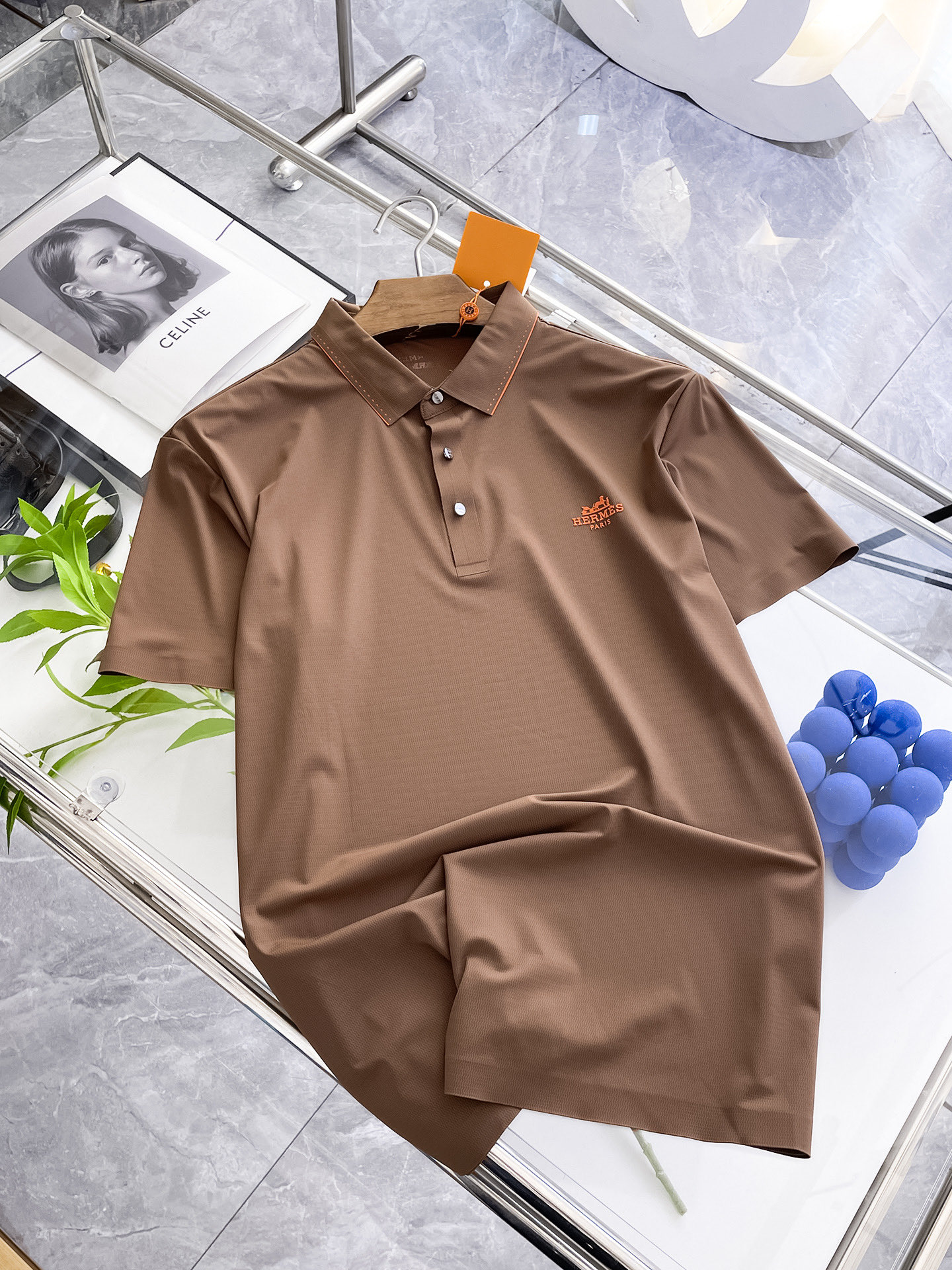 NO:449083,Hermes High-end Business White-collar workers are a must-have item for people in the unit!  Seizure-free pressed gel ice silk casual business short-sleeved Polo, technology fabric, ice silk traceless, very good body feel, smooth feel and great texture!  Good elasticity, no sense of restraint, the fabric has its own breathable mesh, moisture absorption and sweating, quick drying and keeping it dry, small lapel placket-breasted design, showing a straight posture, not soft pedal, simple style, can be used for business and leisure, highly recommended!  High-elastic ice silk, the touch is as smooth as jade silk, clean and neat, and elegant and gentlemanly. The high-end materials are the key to the fabric, the quality control must be used. The feel is extremely delicate and smooth, the fabric has a good gloss and upper body skeleton feel, so we can greet mature and quality men's clothing!  Sweat in summer and dry instantly, a brand new experience Business commuting and leisure M-4XL, hermes, T-shirt, alexander wang19860909爱马仕 高端商务 白领 单位人士必入单品！ 无痕压胶冰丝休闲商务短袖Polo,科技面料,冰丝无痕,体感非常棒,手感顺滑质感很棒！弹性好,无任何束缚感,面料自带透气网孔,吸湿排汗,速干保持干爽,小翻领门襟排扣设计,展露挺拔姿态,不软踏,简约款式,商务休闲都可驾驭,强烈推荐！高弹冰丝,触感堪比玉蚕丝一样丝滑,干净利落,儒雅绅士风度.高级材质,重点就是面料上,品控的必上,手感极其细腻光滑,面料光泽感和上身骨架感好,打招成熟品质男装！夏天出汗秒干,全新体验 商务通勤休闲 M-4XL,,hermes,T-shirt,alexander wang,Men's clothing