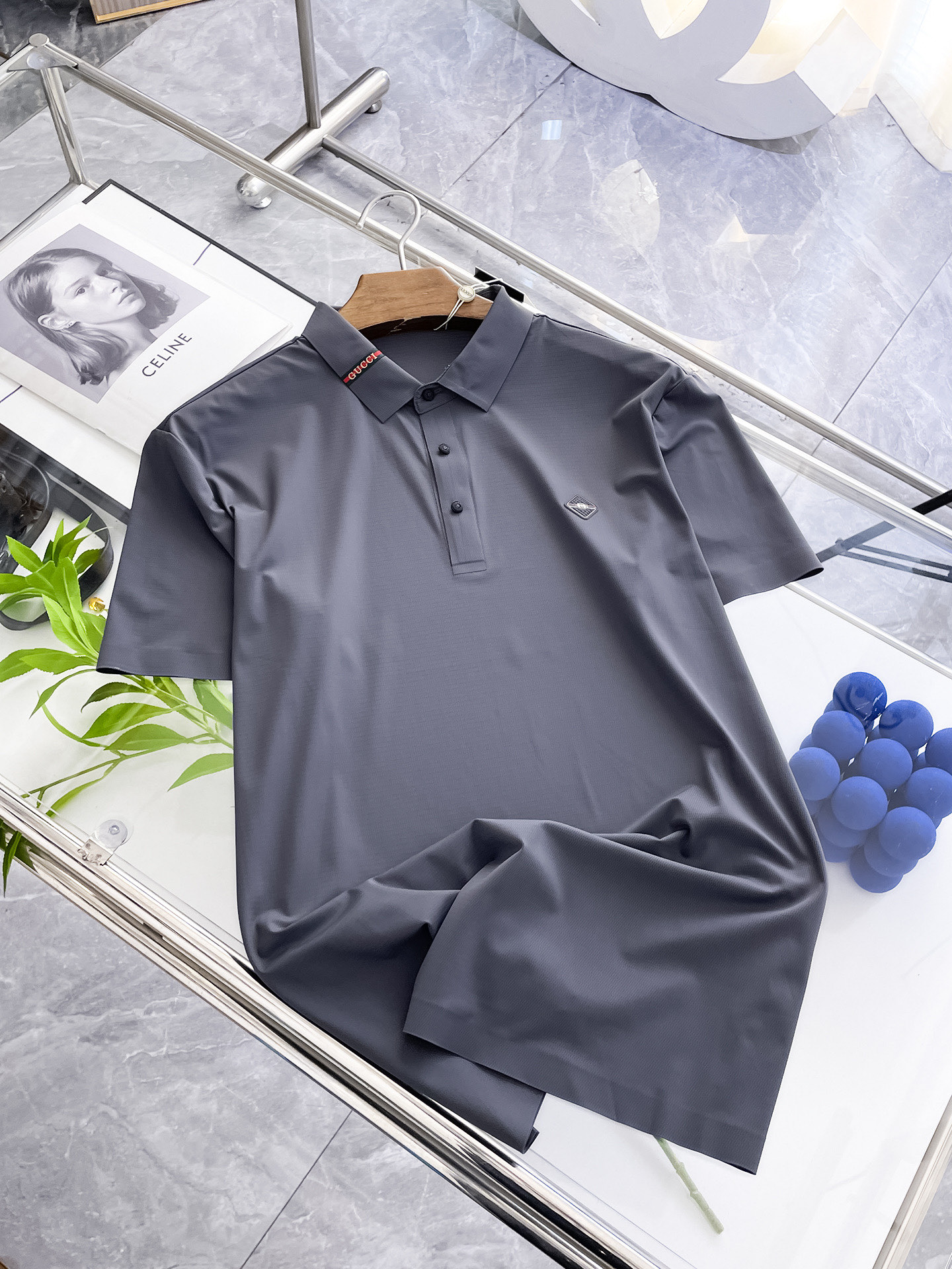 NO:449077,Guqi, high-end business, white-collar workers, must-have items for individuals in the unit!  Seizure-free pressed gel ice silk casual business short-sleeved Polo, technology fabric, ice silk traceless, very good body feel, smooth feel and great texture!  Good elasticity, no sense of restraint, the fabric has its own breathable mesh, moisture absorption and sweating, quick drying and keeping it dry, small lapel placket-breasted design, showing a straight posture, not soft pedal, simple style, can be used for business and leisure, highly recommended!  High-elastic ice silk, the touch is as smooth as jade silk, clean and neat, and elegant and gentlemanly. The high-end materials are the key to the fabric, the quality control must be used. The feel is extremely delicate and smooth, the fabric has a good gloss and upper body skeleton feel, so we can greet mature and quality men's clothing!  Sweat in summer and dry instantly, a brand new experience Business commuting and leisure M-4XL, T-shirt, alexander wang19860909古奇 高端商务 白领 单位人士必入单品！ 无痕压胶冰丝休闲商务短袖Polo,科技面料,冰丝无痕,体感非常棒,手感顺滑质感很棒！弹性好,无任何束缚感,面料自带透气网孔,吸湿排汗,速干保持干爽,小翻领门襟排扣设计,展露挺拔姿态,不软踏,简约款式,商务休闲都可驾驭,强烈推荐！高弹冰丝,触感堪比玉蚕丝一样丝滑,干净利落,儒雅绅士风度.高级材质,重点就是面料上,品控的必上,手感极其细腻光滑,面料光泽感和上身骨架感好,打招成熟品质男装！夏天出汗秒干,全新体验 商务通勤休闲 M-4XL,,T-shirt,alexander wang,Men's clothing
